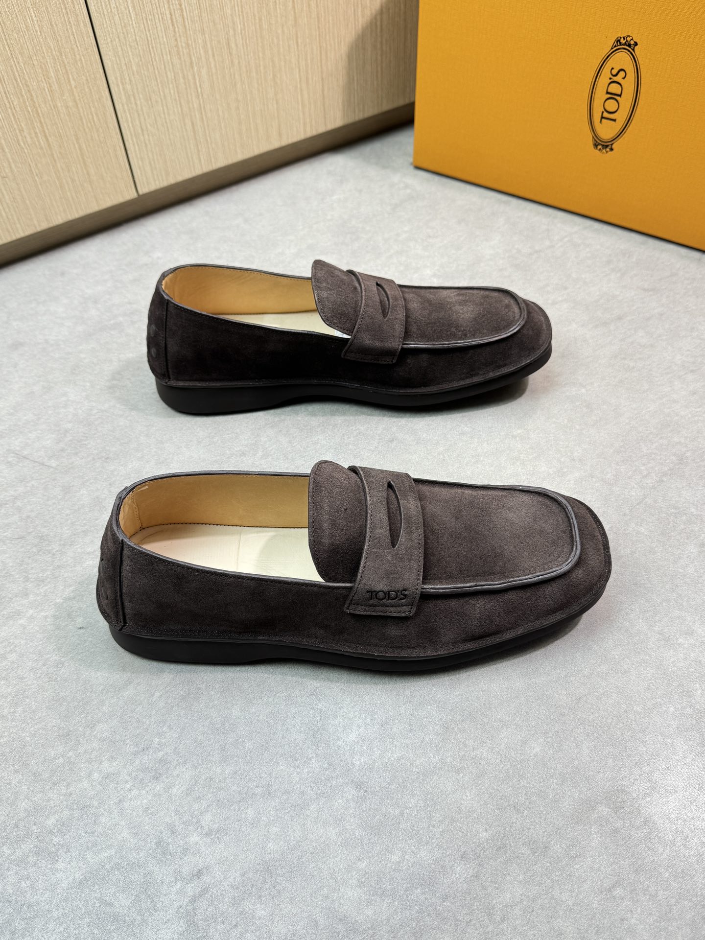 NO:278153,【TOD's】Todds - High-end quality Original single formal leather shoes - Upper reverse velvet calfskin, brand cross-bond decoration, shoe Dan outer stitching edge coating process - Inner water dyed cowhide - Outsole ultralight TPU foaming·rubber; Two-color molded outsole - Ultra-high quality control·fine workmanship highlighted (high-end, noble, grade) -Size 39-44 (38,45, custom made),,Tod's,cowhide19860909【TOD's】托德斯 -高端品质 原单正装皮鞋 -鞋面反绒小牛皮、品牌横担装饰、鞋丹外合车缝线涂边工艺 -内里水染牛皮 -大底超轻TPU发泡·橡胶；双色成型大底 -超高品控·做工精细凸显(高端·贵气·档次) -Size 39-44（38,45,可订做),,Tod's,cowhide,Men's shoes