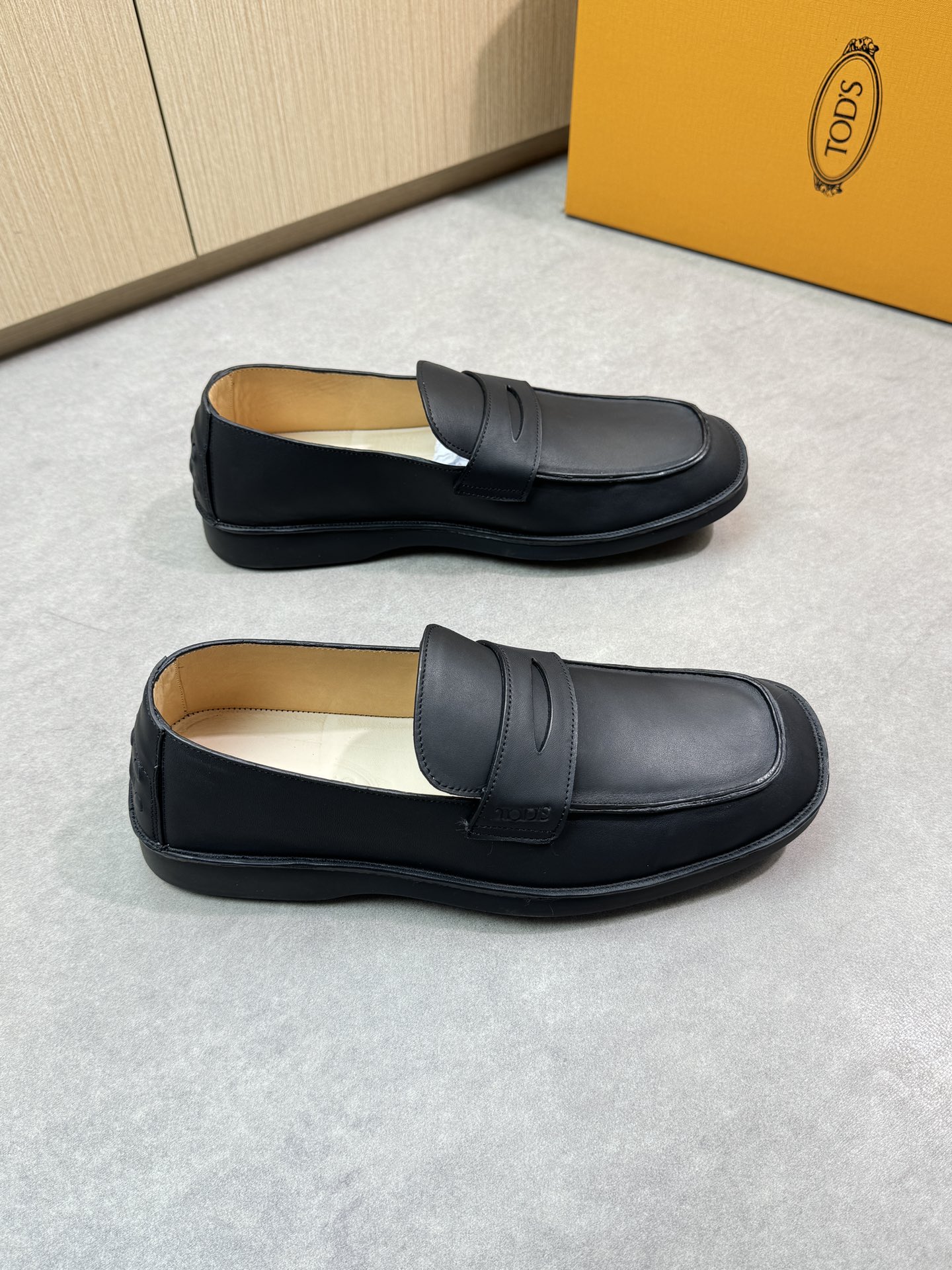 NO:278157,【TOD's】Todds - High-end quality Original single formal leather shoes - Upper Napa calfskin, brand cross-bond decoration, shoe Dan outer joint stitching edge coating process - Inner water dyed cowhide - Outsole ultra-light TPU foaming·rubber; Two-color molded outsole - Ultra-high quality control·fine workmanship highlighted (high-end, noble, grade) -Size 39-44 (38,45, custom made),,Tod's,cowhide19860909【TOD's】托德斯 -高端品质 原单正装皮鞋 -鞋面纳帕小牛皮、品牌横担装饰、鞋丹外合车缝线涂边工艺 -内里水染牛皮 -大底超轻TPU发泡·橡胶；双色成型大底 -超高品控·做工精细凸显(高端·贵气·档次) -Size 39-44（38,45,可订做),,Tod's,cowhide,Men's shoes