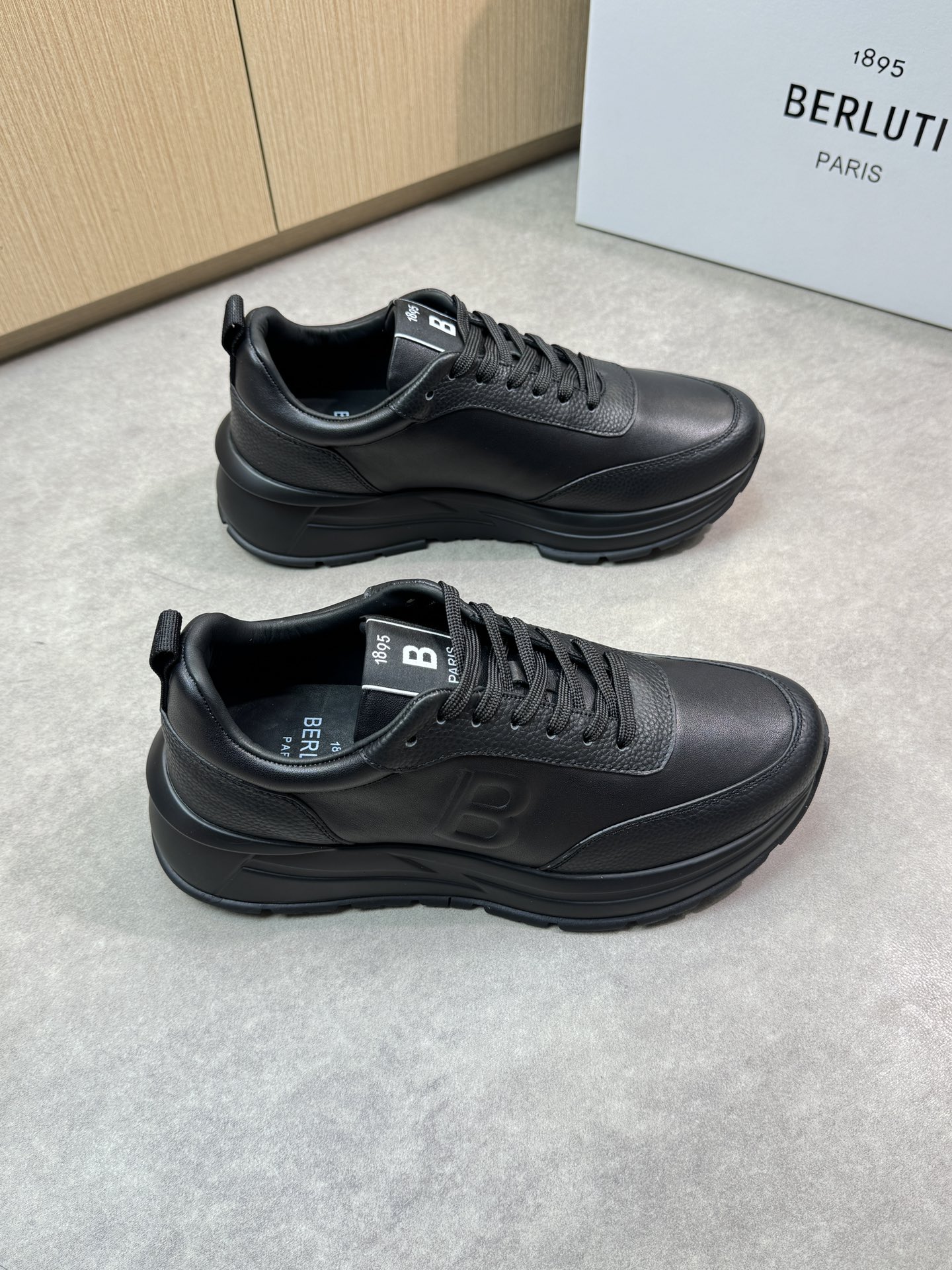 NO:277763,【Berluti】Berluti (Bruti) - High-end quality Original single casual sneakers - Imported upper Napa calfskin, lychee calfskin, shoe body air compressor brand totem, shoe tongue brand cloth - Inner water dyed cowhide - Outsole ultralight TPU foaming·rubber; Two-color molded sole - Ultra-high quality control·fine workmanship highlighted (high-end·noble·grade) -Size 39-44 (38,45, size can be customized)·B0118,,sneakers,cowhide19860909【 Berluti】伯尔鲁帝(布鲁提)  -高端品质 原单休闲运动鞋 -鞋面进口纳帕小牛皮、荔纹小牛皮、鞋身空压品牌图腾、鞋舌品牌布标 -内里水染牛皮 -大底超轻TPU发泡·橡胶；双色成型大底 -超高品控·做工精细凸显( 高端·贵气·档次 ) -Size 39-44（38,45,码可订做)·B0118,,sneakers,cowhide,Men's shoes