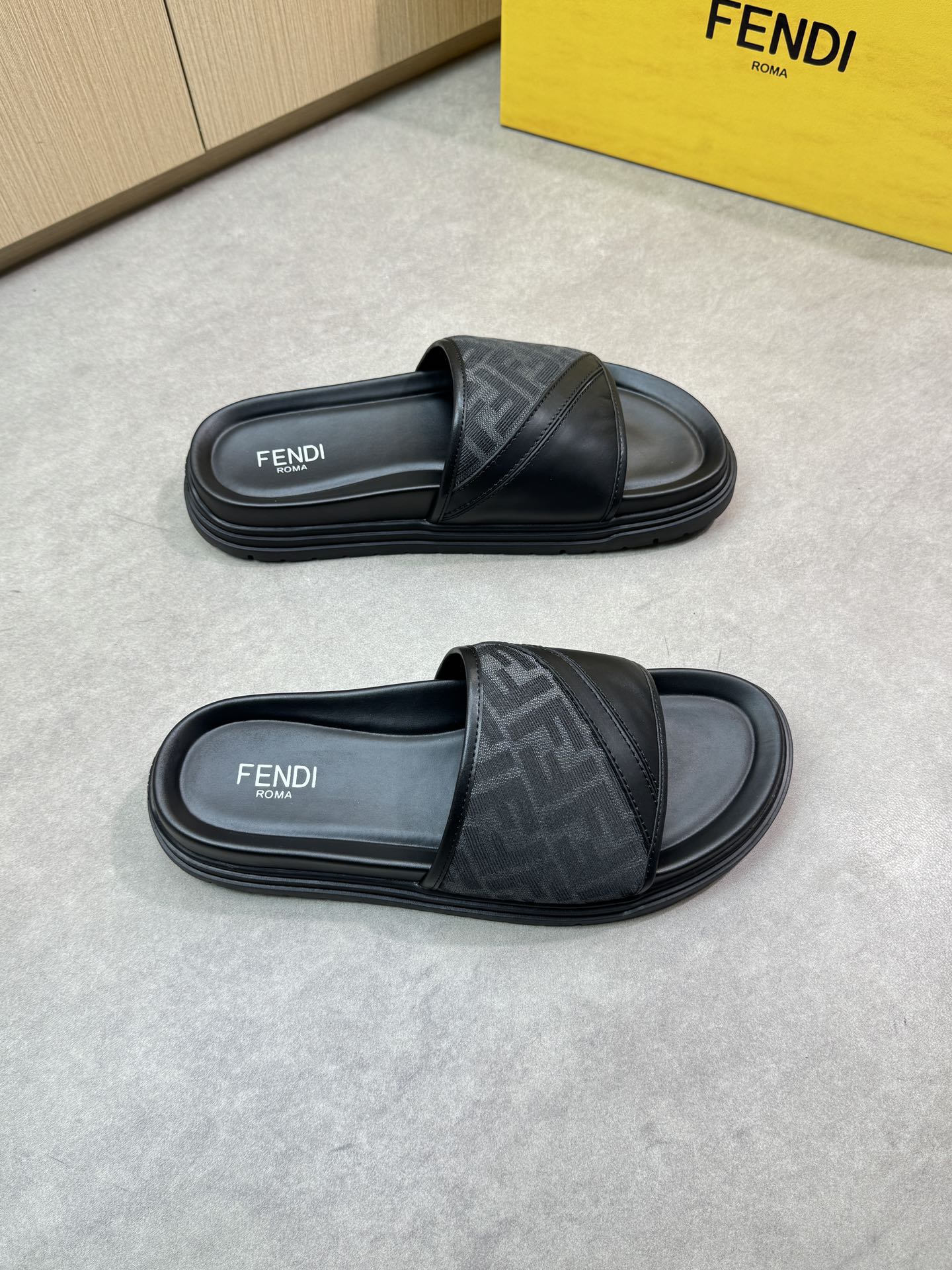 NO:278083,【FENDI】Fendi - High-end quality Original single casual sandals - Upper Napa calf leather, brand totem PVC cloth - Inner environmentally friendly leather - Outsole ultra-light TPU water table·rubber; Combined molding outsole - Ultra-high quality control·fine workmanship highlighted (high-end, noble, grade) -Size39-44 (38,45, custom made)·FD0131,,fendi,fendi,slippers,cowhide19860909【FENDI】芬迪 -高端品质 原单休闲凉拖鞋 -鞋面纳帕小牛皮、品牌图腾PVC布匹 -内里环保皮 -大底超轻TPU水台·橡胶；组合成型大底 -超高品控·做工精细凸显(高端·贵气·档次) -Size39-44（38,45,可订做)·FD0131,,fendi,fendi,slippers,cowhide,Men's shoes