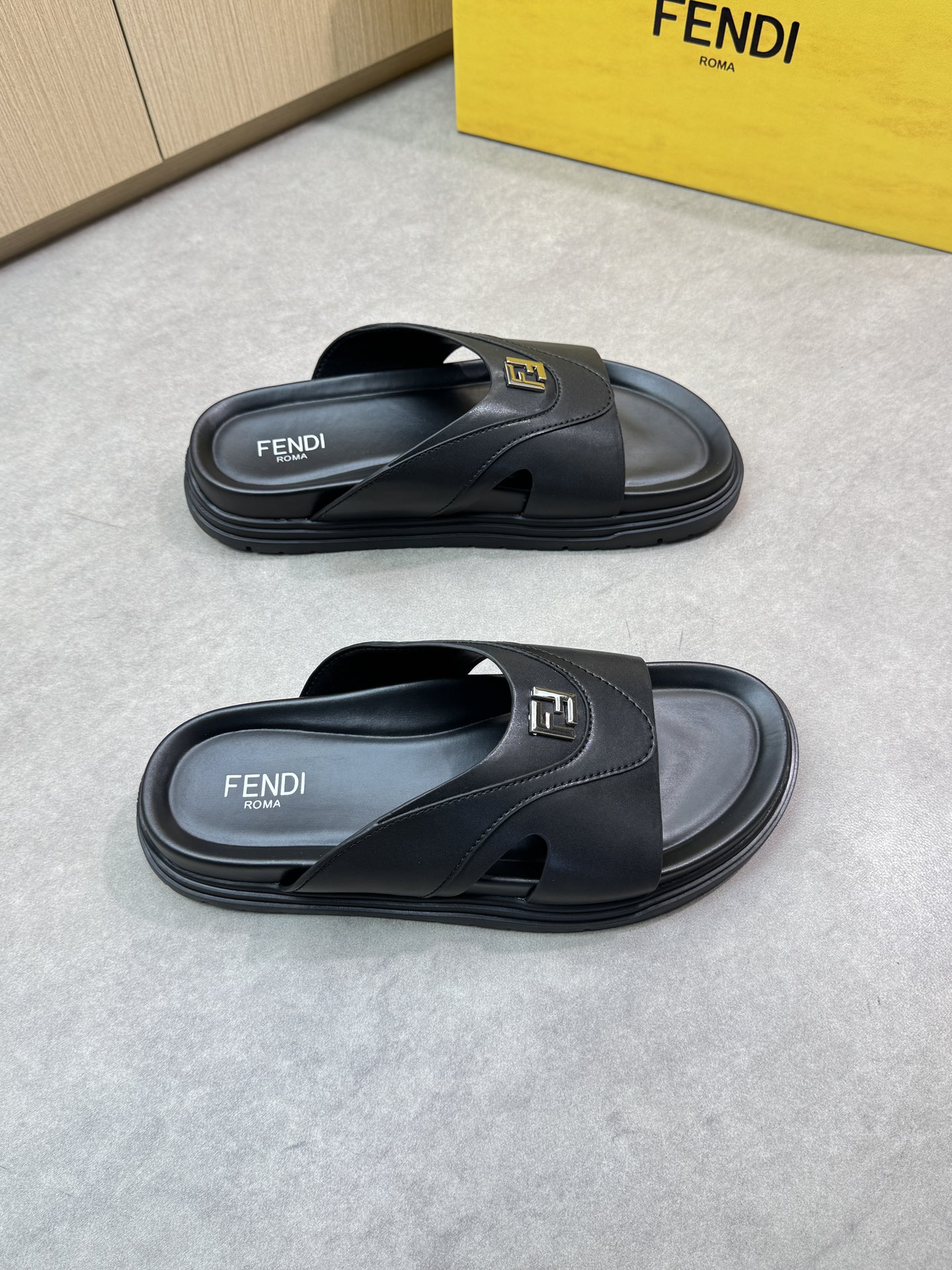 NO:278050,【FENDI】Fendi - High-end quality Original single casual sandals - Upper Napa calf leather, brand metal fastener - Inner environmentally friendly leather - Outsole ultra-light TPU water table·rubber; Combined molding outsole - Ultra-high quality control·fine workmanship highlighted (high-end, noble, grade) -Size39-44 (38,45, custom made)·FD0131,,fendi,fendi,slippers,cowhide19860909【FENDI】芬迪 -高端品质 原单休闲凉拖鞋 -鞋面纳帕小牛皮、品牌金属扣件 -内里环保皮 -大底超轻TPU水台·橡胶；组合成型大底 -超高品控·做工精细凸显(高端·贵气·档次) -Size39-44（38,45,可订做)·FD0131,,fendi,fendi,slippers,cowhide,Men's shoes