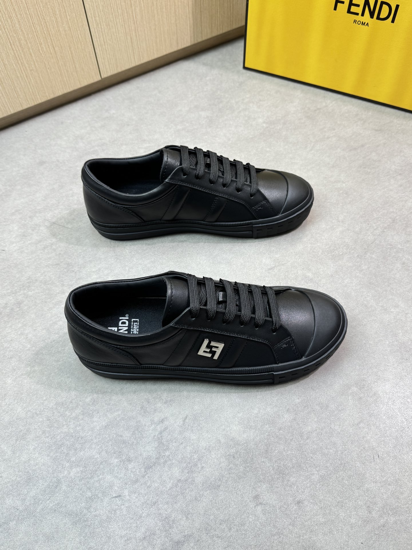 NO:278054,【Fendi】Fendi - High-end quality Original single casual sports shoes - Upper Napa calfskin, shoe body brand metal fastener - Inner water dyed cowhide, foot pad; Brand canvas - Outsole TPR·Rubber·Modeled sole - Ultra-high quality control. Fine workmanship highlights (high-end·Noble·Level) -Size 38-44 (45,46, custom made)·FD0131,,fendi,fendi,cowhide19860909【Fendi】芬迪 -高端品质 原单休闲运动板鞋 -鞋面纳帕小牛皮、鞋身品牌金属扣件 -内里水染牛皮,垫脚；品牌帆布 -大底TPR·橡胶·成型大底 -超高品控.做工精细凸显 (高端·贵气·档次) -Size 38-44（45,46,可订做)·FD0131,,fendi,fendi,cowhide,Men's shoes