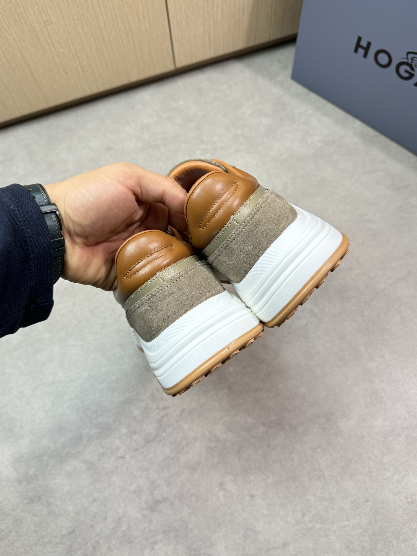 Hogan Men's Nappa Leather Sneakers with Iconic 'H' - Premium Quality 9 i1744651654 1324 7