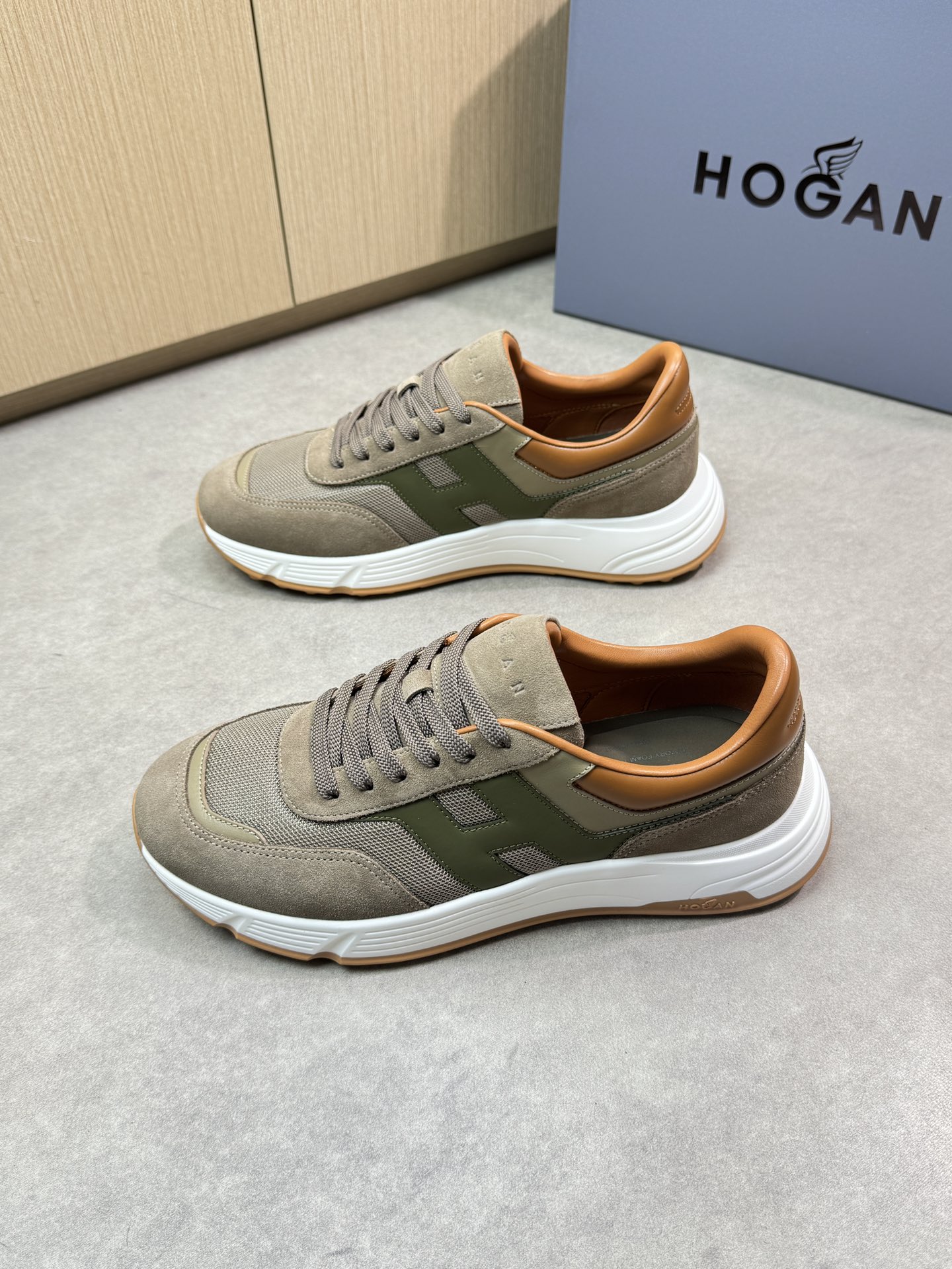 Hogan Men's Nappa Leather Sneakers with Iconic 'H' - Premium Quality 4 i1744651654 2139 2