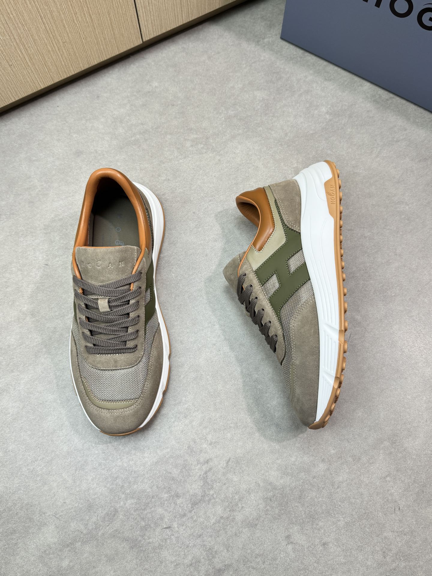 Hogan Men's Nappa Leather Sneakers with Iconic 'H' - Premium Quality 3 i1744651654 9755 1