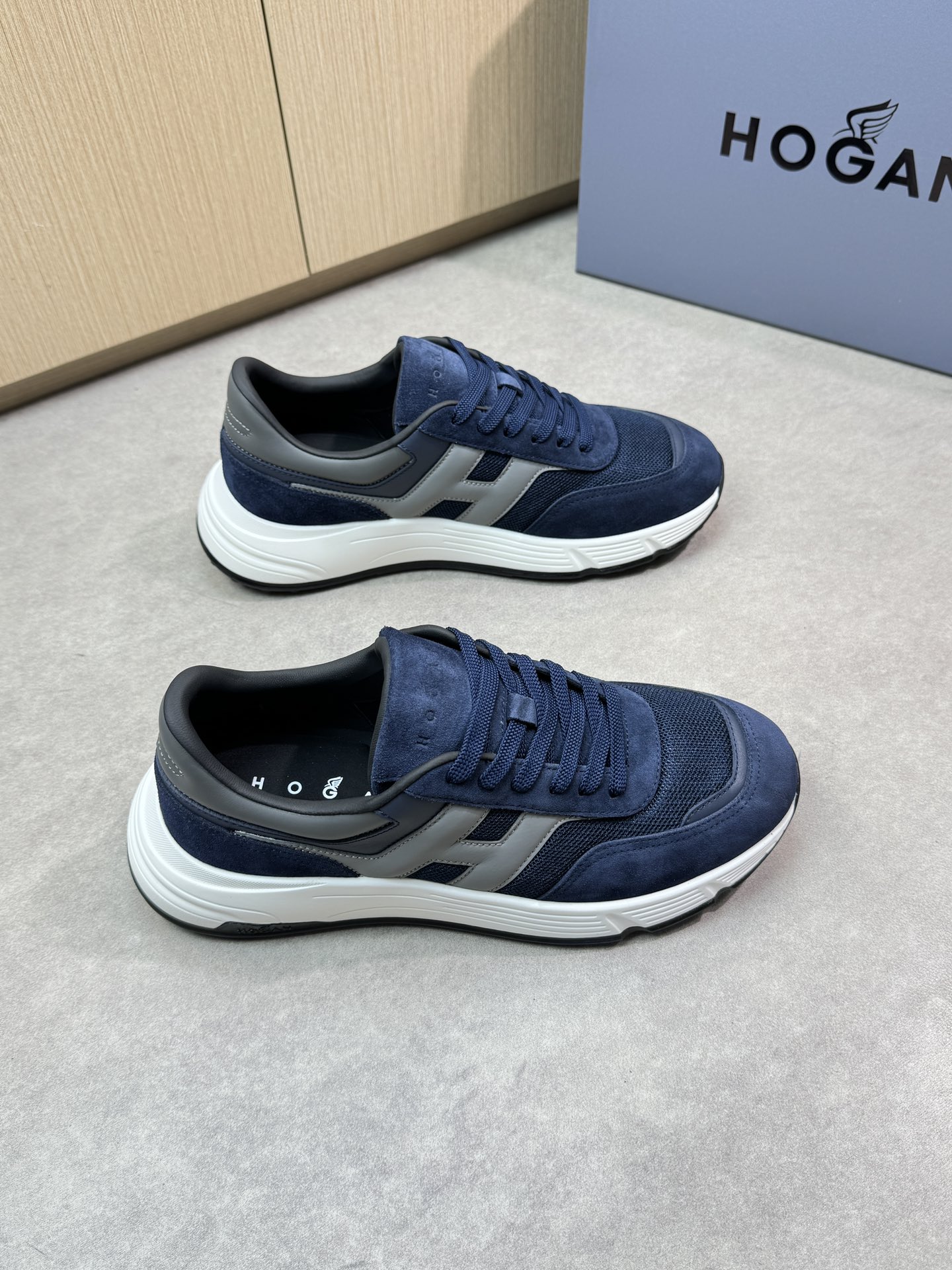 Hogan Luxury Leather Sneakers - Casual Walking Shoes for Men, Sizes 39-44 2 i1744651670 1704 0