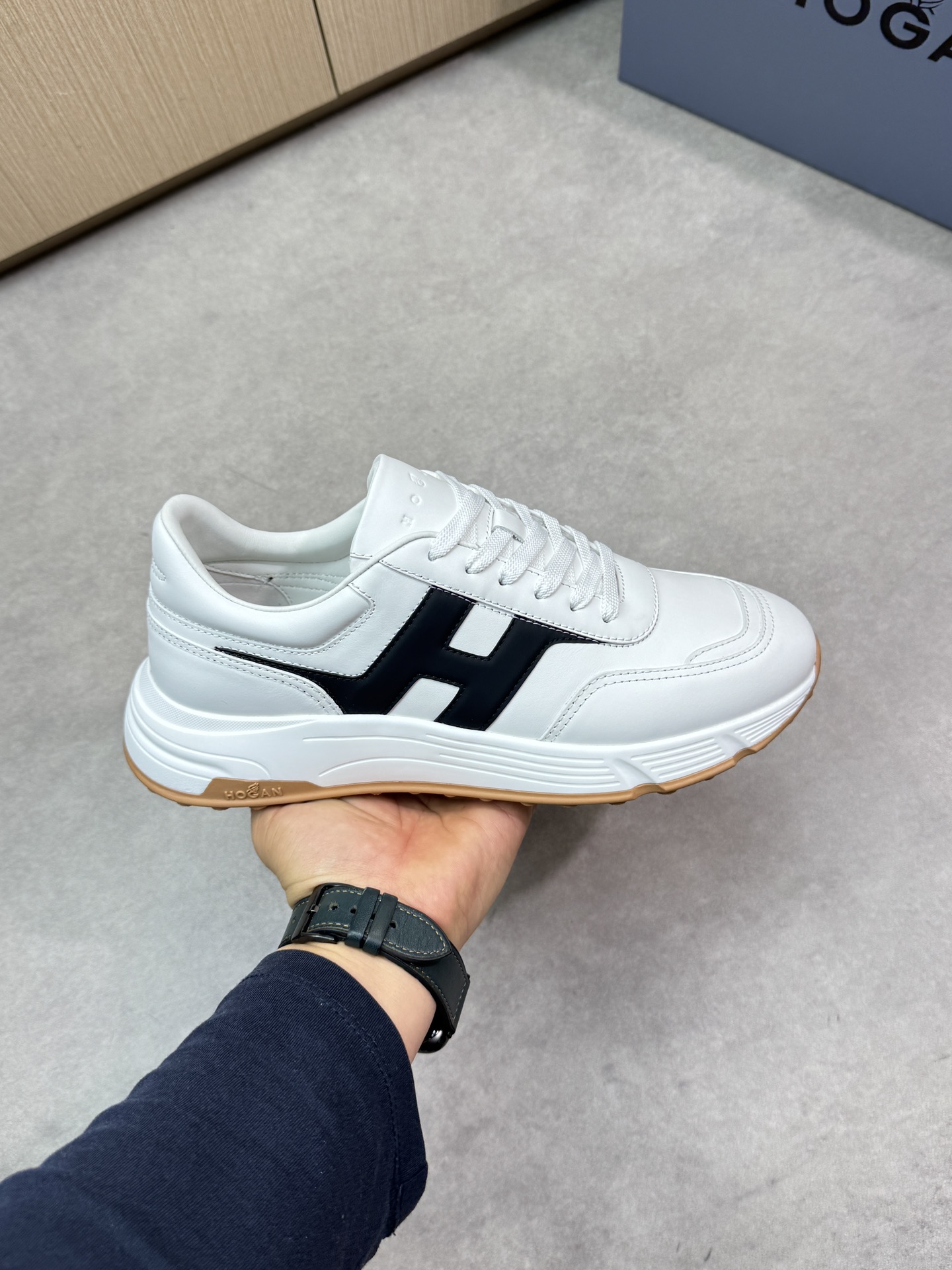 Hogan Luxury Leather Sneakers with Signature 'H' - Premium Quality 5 i1744651776 4639 3