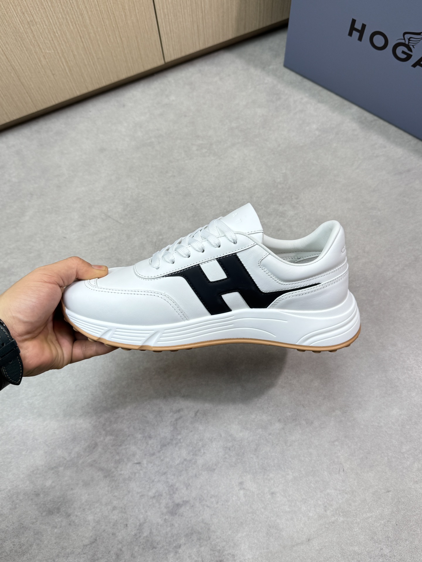 Hogan Luxury Leather Sneakers with Signature 'H' - Premium Quality 6 i1744651776 5766 4