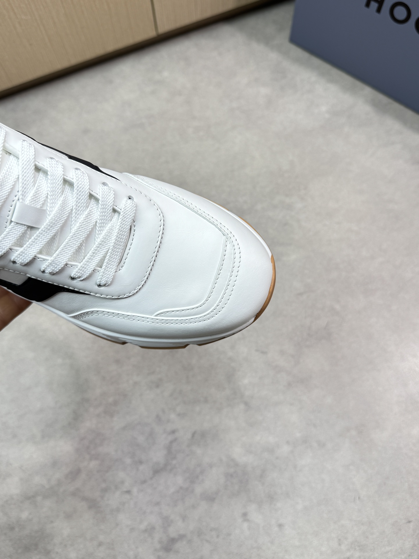 Hogan Luxury Leather Sneakers with Signature 'H' - Premium Quality 7 i1744651776 6334 5