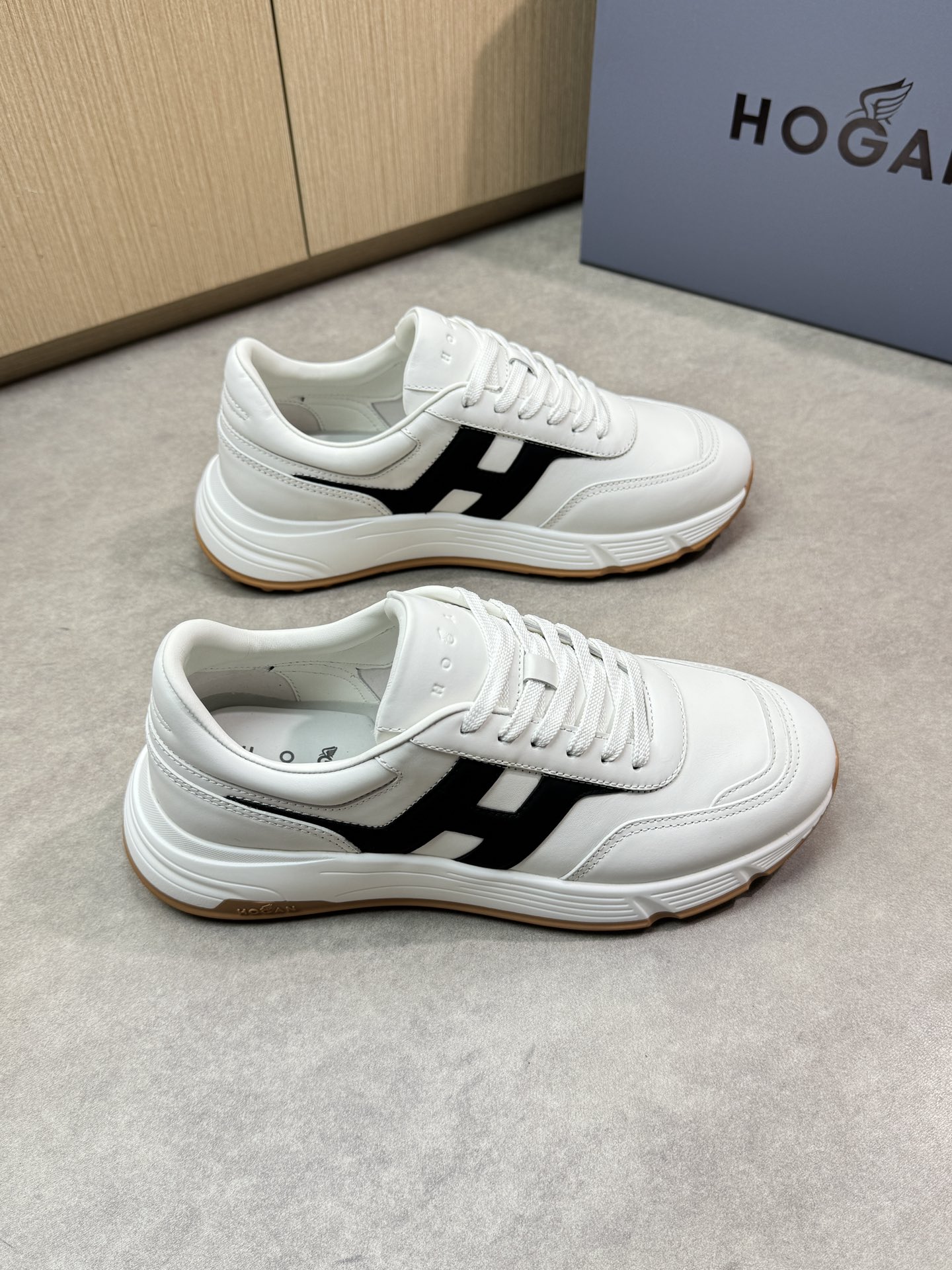 Hogan Luxury Leather Sneakers with Signature 'H' - Premium Quality 2 i1744651776 9262 0