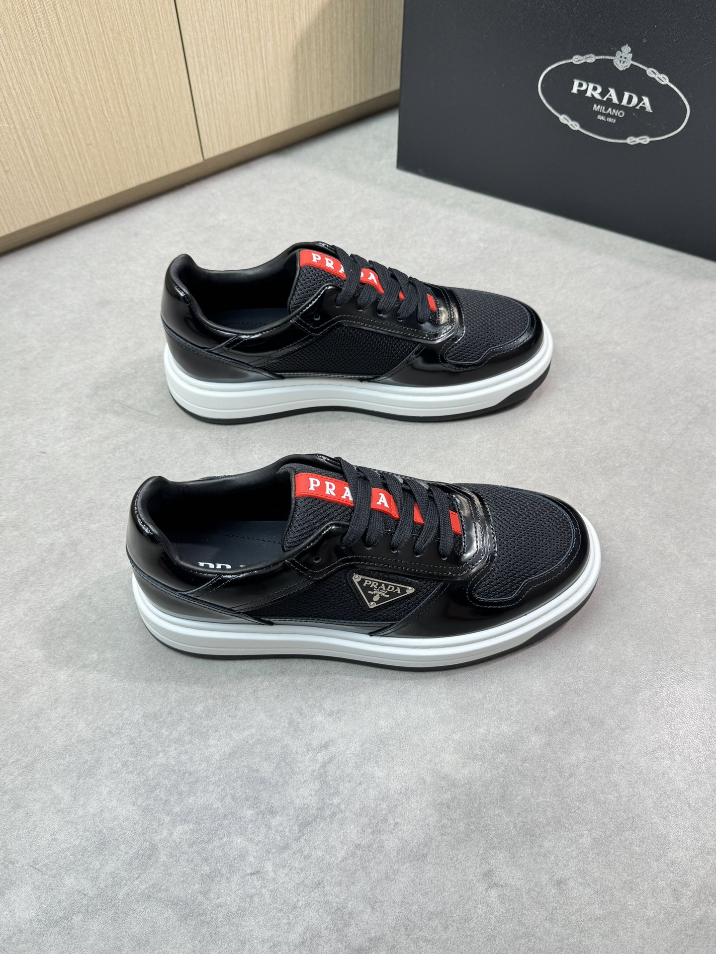 NO:278504,【PRADA】Prada - High-end quality Original single casual sneakers - Upper beaded calfskin, brand high mercerized mesh canvas, shoe body brand metal fastener, shoe tongue brand plastic logo - Inner water dye cowhide - Outsole ultralight TPU foaming·rubber; two-color molded outsole - Ultra-high quality control·fine workmanship highlighted (high-end·noble·grade) -Size 38-44 (45, custom made)·PR0372,,prada,prada,sneakers,cowhide19860909【PRADA】普拉达 -高端品质 原单休闲运动鞋 -鞋面开边珠小牛皮、品牌高丝光网帆布、鞋身品牌金属扣件、鞋舌品牌塑胶logo -内里水染牛皮 -大底超轻TPU发泡·橡胶；双色成型大底 -超高品控·做工精细凸显(高端·贵气·档次) -Size 38-44（45,可订做)·PR0372,,prada,prada,sneakers,cowhide,Men's shoes