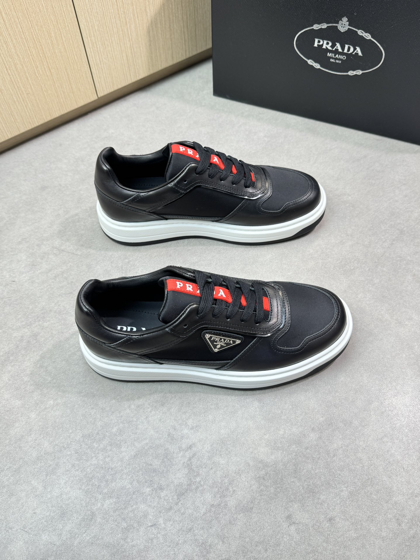 NO:278508,【PRADA】Prada - High-end quality Original single casual sneakers - Upper Napa calfskin, brand high mercerized canvas, shoe body brand metal fastener, shoe tongue brand plastic logo - Inner water dye cowhide - Outsole ultra-light TPU foaming·rubber; Two-color molded outsole - Ultra-high quality control·fine workmanship highlighted (high-end·noble·grade) -Size 38-44 (45, custom made)·PR0372,,prada,prada,sneakers,cowhide19860909【PRADA】普拉达 -高端品质 原单休闲运动鞋 -鞋面纳帕小牛皮、品牌高丝光帆布、鞋身品牌金属扣件、鞋舌品牌塑胶logo -内里水染牛皮 -大底超轻TPU发泡·橡胶；双色成型大底 -超高品控·做工精细凸显(高端·贵气·档次) -Size 38-44（45,可订做)·PR0372,,prada,prada,sneakers,cowhide,Men's shoes