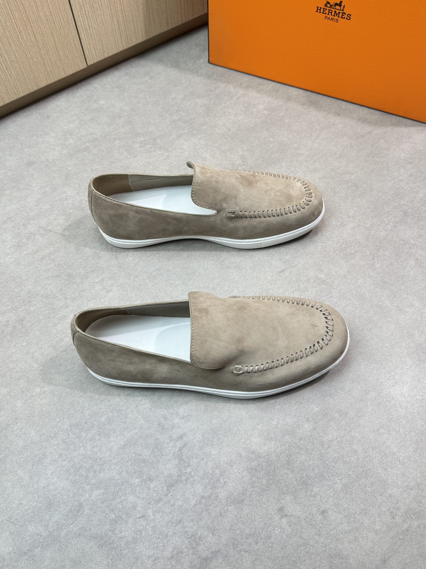 NO:278780,【HERMES】HERMES - High-end quality Original single casual sports shoes - Upper back-fleece calfskin, brand 'H' totem horizontal decorative, shoe Dan hand-stitched string sewing mark thread - Inner water dyed cowhide - Outsole original ultralight TPU foaming·molded sole - Ultra-high quality control·fine workmanship highlighting (high-end, noble, grade) -Size 38-44 (45,46, custom made)·H0183,,hermes,hermes,cowhide19860909【 HERMES】爱马仕 -高端品质 原单休闲运动板鞋 -鞋面反绒小牛皮、品牌'H'图腾横担装饰、鞋丹手工串缝马克线 -内里水染牛皮 -大底原版超轻TPU发泡·成型大底 -超高品控·做工精细凸显(高端·贵气·档次) -Size 38-44（45,46,可订做)·H0183,,hermes,hermes,cowhide,Men's shoes