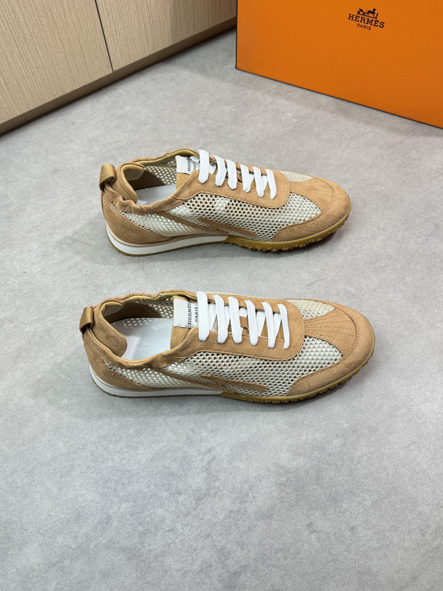 NO:278784,【HERMES】HERMES - High-end quality Original single casual sneakers - Upper reverse velvet calfskin, shoe body brand hollow mesh cloth, sewing brand 'H' totem - Inner water dyed cowhide - Outsole original ultra-light TPU·rubber; Two-color molded outsole - Ultra-high quality control·fine workmanship highlighted (high-end, noble, grade) -Size 38-44 (45,46, custom made)·H0183,,hermes,hermes,sneakers,cowhide19860909【 HERMES】爱马仕 -高端品质 原单休闲运动鞋 -鞋面反绒小牛皮、鞋身品牌镂空网布、车缝品牌'H'图腾 -内里水染牛皮 -大底原版超轻TPU·橡胶；双色成型大底 -超高品控·做工精细凸显(高端·贵气·档次) -Size 38-44（45,46,可订做)·H0183,,hermes,hermes,sneakers,cowhide,Men's shoes