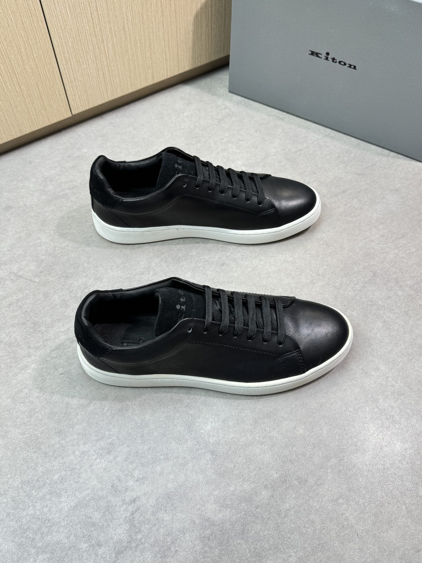 NO:278900,【Kiton】Chiton - High-end quality Original single casual sneakers - Upper Napa calfskin, reverse velvet calfskin, tongue. Heel air compressor brand logo - Inner water dyed cowhide - Outsole ultra-light TPR rubber; molded outsole - Ultra-high quality control, fine workmanship highlighted (high-end, noble, grade) -Size 39-44 (38,45, custom made),,sneakers,cowhide19860909【 Kiton】奇顿 -高端品质 原单休闲运动鞋 -鞋面纳帕小牛皮、反绒小牛皮、鞋舌.后跟空压品牌logo -内里水染牛皮 -大底超轻TPR橡胶；成型大底 -超高品控·做工精细凸显(高端·贵气·档次) -Size 39-44（38,45,可订做),,sneakers,cowhide,Men's shoes