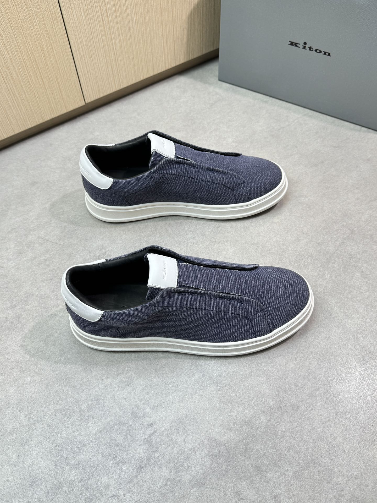 NO:278906,【Kiton】Chiton - High-end quality Original single casual sneakers - Upper brand denim canvas, tongue. Heel air compressor brand logo - Inner water dyed cowhide - Outsole ultra-light TPR rubber; molded outsole - Ultra-high quality control, fine workmanship highlighted (high-end, noble, grade) - Size 39-44 (38,45, custom made),, sneakers, cowhide19860909【 Kiton】奇顿 -高端品质 原单休闲运动鞋 -鞋面品牌牛仔帆布、鞋舌.后跟空压品牌logo -内里水染牛皮 -大底超轻TPR橡胶；成型大底 -超高品控·做工精细凸显(高端·贵气·档次) -Size 39-44（38,45,可订做),,sneakers,cowhide,Men's shoes
