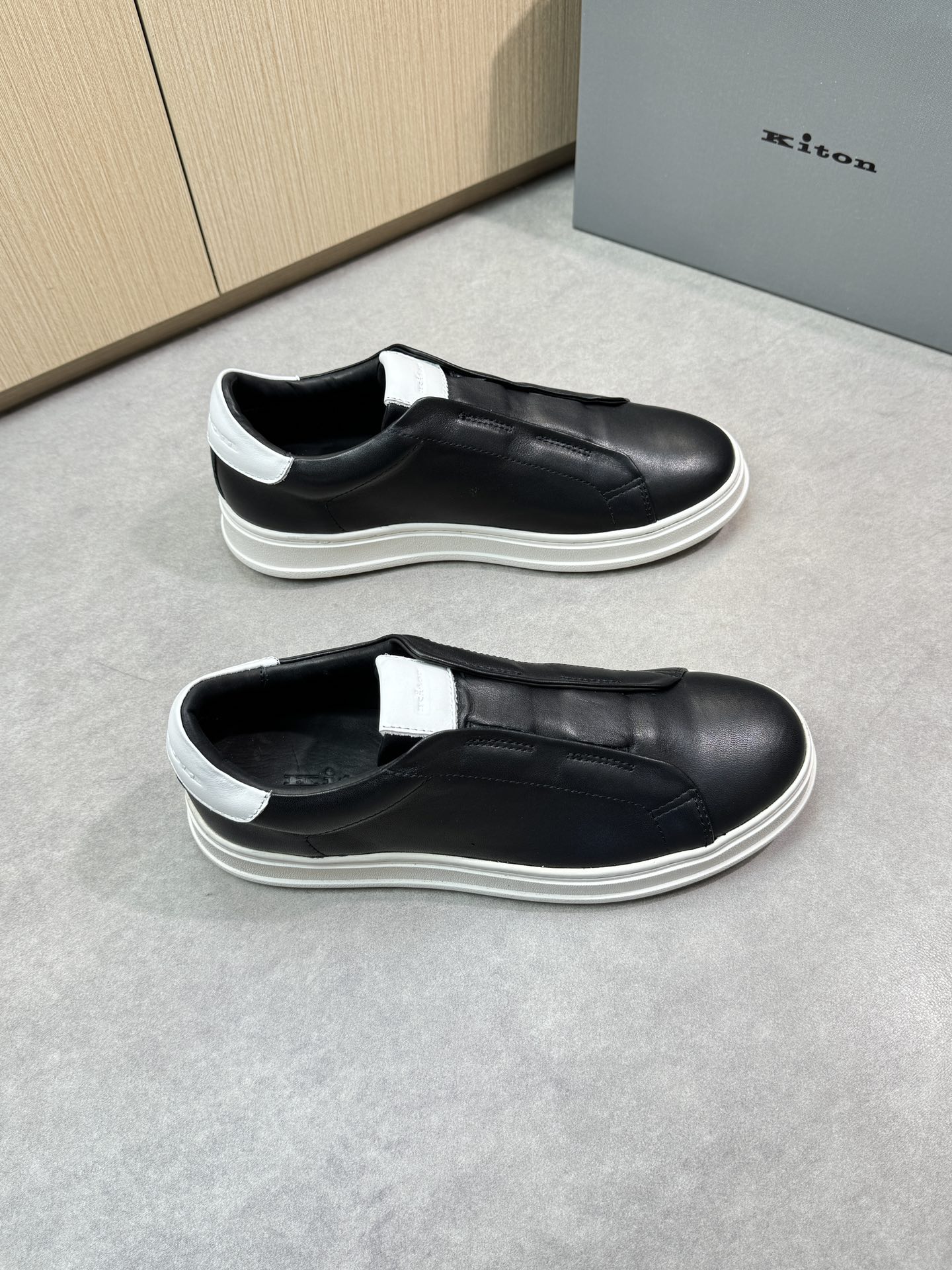 NO:278910,【Kiton】Chiton - High-end quality Original single casual sneakers - Upper Napa calfskin, tongue. Heel air compressor brand logo - Inner water dyed cowhide - Outsole ultra-light TPR rubber; molded outsole - Ultra-high quality control, fine workmanship highlighted (high-end, noble, grade) -Size 39-44 (38,45, custom made),,sneakers,cowhide19860909【 Kiton】奇顿 -高端品质 原单休闲运动鞋 -鞋面纳帕小牛皮、鞋舌.后跟空压品牌logo -内里水染牛皮 -大底超轻TPR橡胶；成型大底 -超高品控·做工精细凸显(高端·贵气·档次) -Size 39-44（38,45,可订做),,sneakers,cowhide,Men's shoes