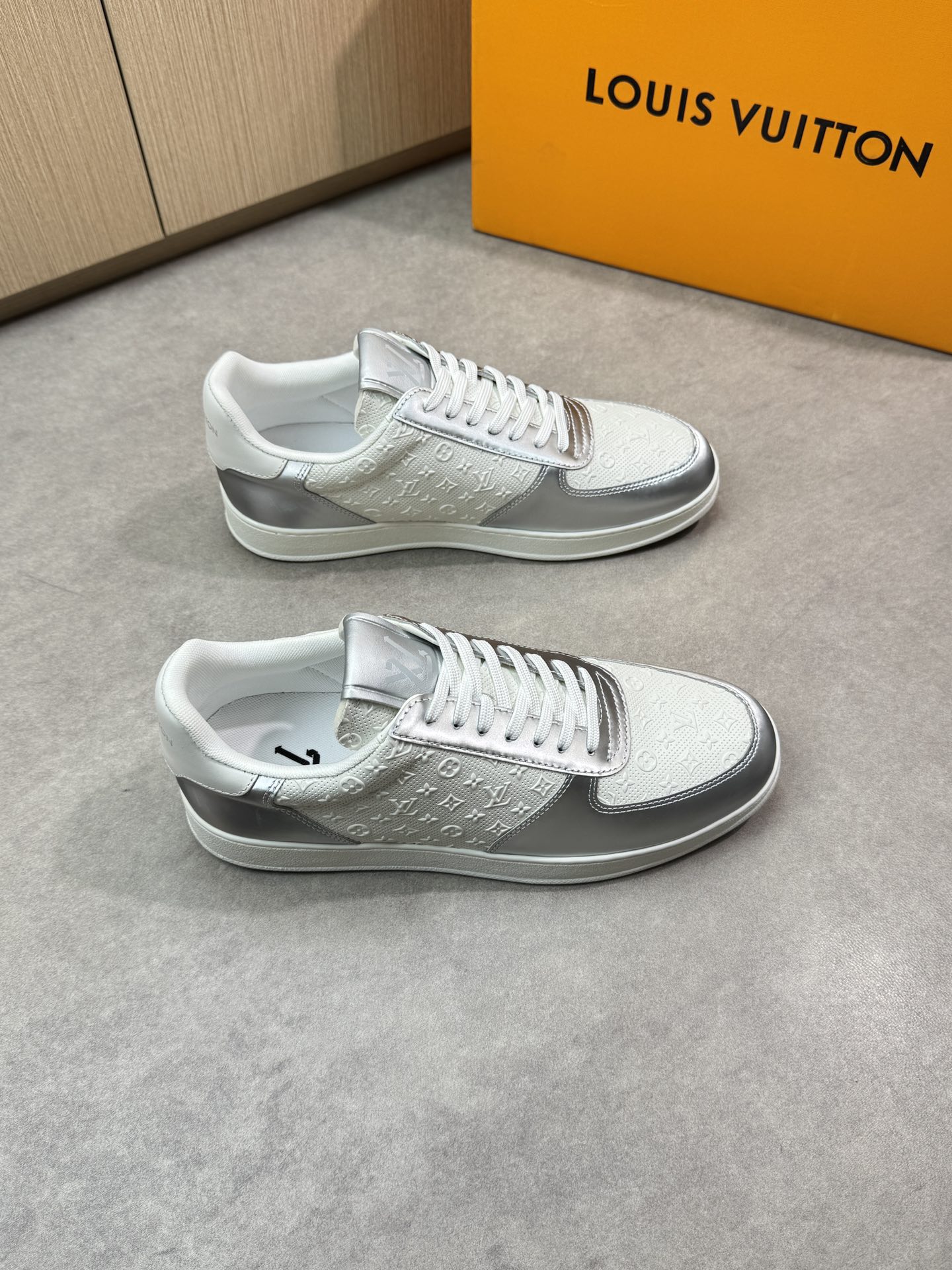 NO:278867,【Louis Vuitton】Louis Vuitton - High-end quality Original single casual sports shoes - Upper Napa calfskin. Air compressed brand totem, brand silver cowhide, shoe body. Heel; Silk-print brand logo - Inner brand canvas - Outsole ultra-light TPR·rubber; Formed outsole - Ultra-high quality control · fine workmanship highlights (high-end · nobility · grade) -Size 38-44 (45, custom made)·L0117,,louis vuitton,louis vuitton,cowhide19860909【Louis Vuitton】路易威登 -高端品质 原单休闲运动板鞋 -鞋面纳帕小牛皮.空压品牌图腾、品牌银色牛皮、鞋身.后跟；丝印品牌Logo -内里品牌帆布 -大底超轻TPR·橡胶; 成型大底 -超高品控·做工精细凸显(高端·贵气·档次) -Size 38-44（45,可订做)·L0117,,louis vuitton,louis vuitton,cowhide,Men's shoes