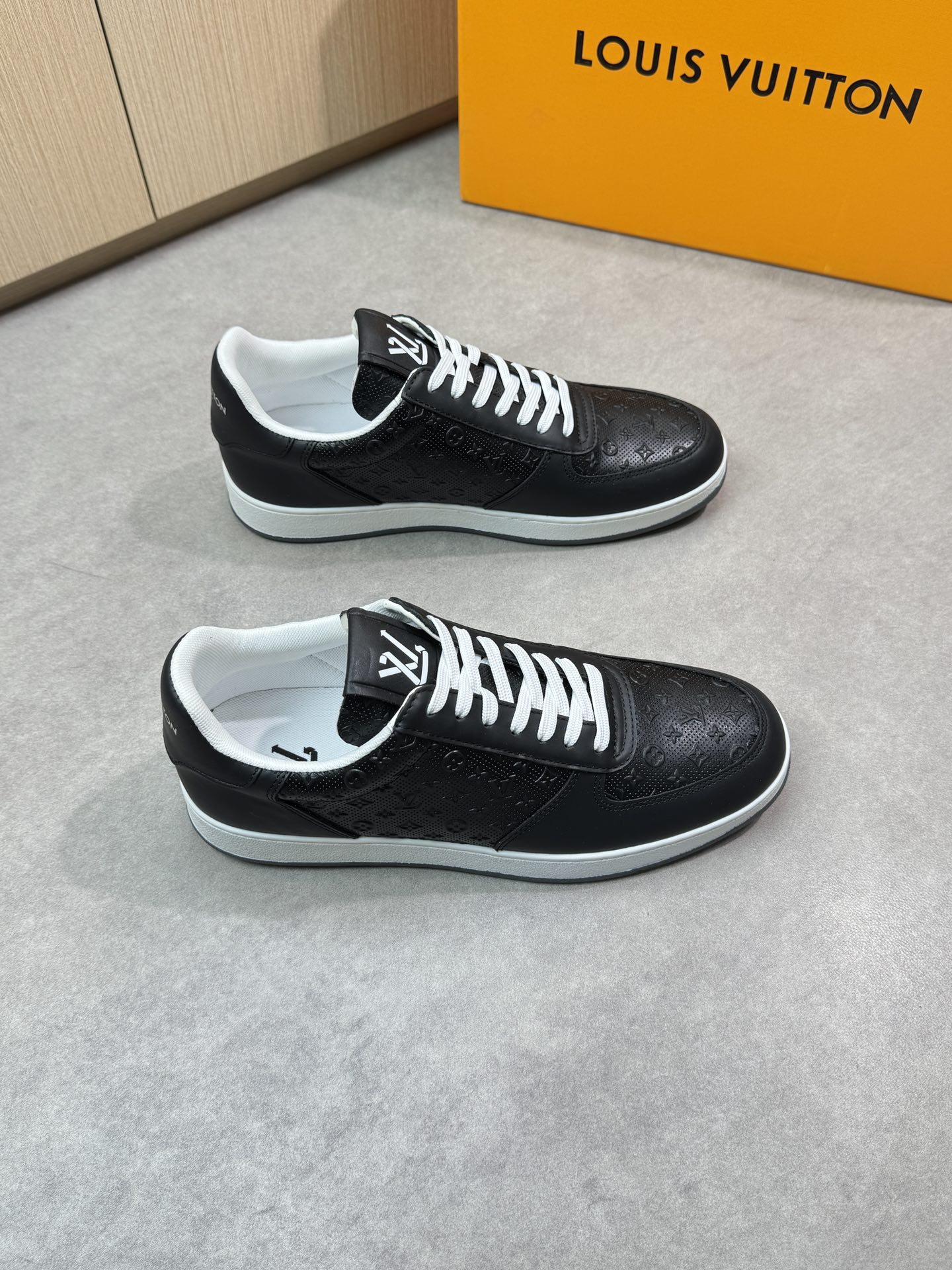 NO:278873,【Louis Vuitton】Louis Vuitton - High-end quality Original single casual sports shoes - Upper Napa calfskin. Air compressor brand totem, shoe body. Heel; Silk-print brand logo - Inner brand canvas - Outsole ultra-light TPR·rubber; Formed outsole - Ultra-high quality control·fine workmanship highlights (high-end, noble, grade) -Size 38-44 (45, custom made)·L0117,,louis vuitton,louis vuitton,cowhide19860909【Louis Vuitton】路易威登 -高端品质 原单休闲运动板鞋 -鞋面纳帕小牛皮.空压品牌图腾、鞋身.后跟；丝印品牌Logo -内里品牌帆布 -大底超轻TPR·橡胶; 成型大底 -超高品控·做工精细凸显(高端·贵气·档次) -Size 38-44（45,可订做)·L0117,,louis vuitton,louis vuitton,cowhide,Men's shoes