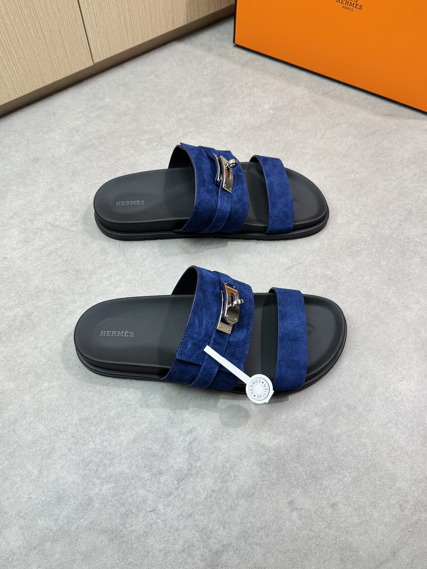 NO:278879,【HERMES】HERMES - High-end quality ●Original single casual sandals - Imported high mercerized reverse velvet calfskin, brand metal fasteners - Inner water dyed cowhide - Outsole ultra-light TPR rubber· genuine leather bag TPU water table; Combined molding outsole - Ultra-high quality control·fine workmanship highlighting (high-end·noble·grade) -Size 39-44 (38,45,46,47, customized)·HMS0199,,hermes,hermes,slippers,cowhide19860909【 HERMES】爱马仕 -高端品质●原单休闲凉拖鞋 -鞋面进口高丝光反绒小牛皮、品牌金属扣件 -内里水染牛皮 -大底超轻TPR橡胶·真皮包TPU水台；组合成型大底 -超高品控·做工精细凸显(高端·贵气·档次) -Size 39-44（38,45,46,47,订做)·HMS0199,,hermes,hermes,slippers,cowhide,Men's shoes