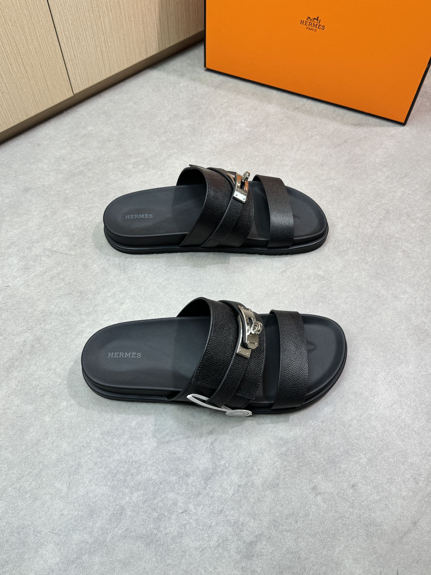NO:278885,【HERMES】HERMES - High-end quality ●Original single casual sandals - Imported palm print calfskin, brand metal fastener - Inner water dyed cowhide - Outsole ultra-light TPR rubber· genuine leather bag TPU water table; Combined molding outsole - Ultra-high quality control·fine workmanship highlighted (high-end, noble, grade) -Size 39-44 (38, 45, 46, 47, customized)·HMS0199,, hermes, hermes, slippers, cowhide19860909【 HERMES】爱马仕 -高端品质●原单休闲凉拖鞋 -鞋面进口手掌纹小牛皮、品牌金属扣件 -内里水染牛皮 -大底超轻TPR橡胶·真皮包TPU水台；组合成型大底 -超高品控·做工精细凸显(高端·贵气·档次) -Size 39-44（38,45,46,47,订做)·HMS0199,,hermes,hermes,slippers,cowhide,Men's shoes