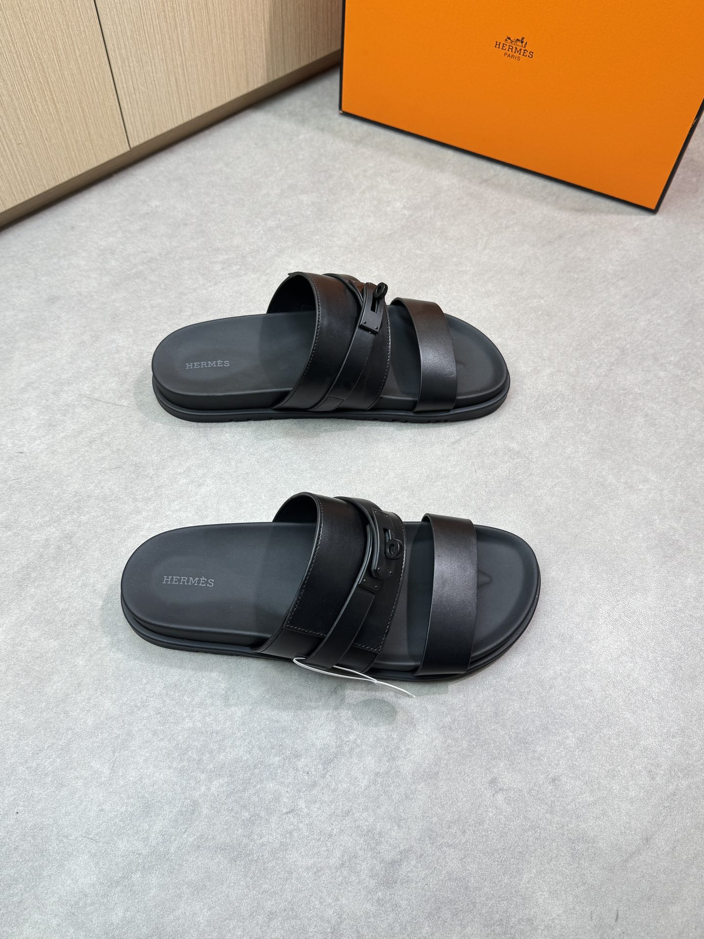 NO:278891,【HERMES】HERMES - High-end quality ●Original single casual sandals - Imported upper Napa calfskin, brand metal fastener - Inner water dyed cowhide - Outsole ultra-light TPR rubber· genuine leather bag TPU water table; Combined molding outsole - Ultra-high quality control·fine workmanship highlighted (high-end, noble, grade) -Size 39-44 (38, 45, 46, 47, customized)·HMS0199,, hermes, hermes, slippers, cowhide19860909【 HERMES】爱马仕 -高端品质●原单休闲凉拖鞋 -鞋面进口纳帕小牛皮、品牌金属扣件 -内里水染牛皮 -大底超轻TPR橡胶·真皮包TPU水台；组合成型大底 -超高品控·做工精细凸显(高端·贵气·档次) -Size 39-44（38,45,46,47,订做)·HMS0199,,hermes,hermes,slippers,cowhide,Men's shoes