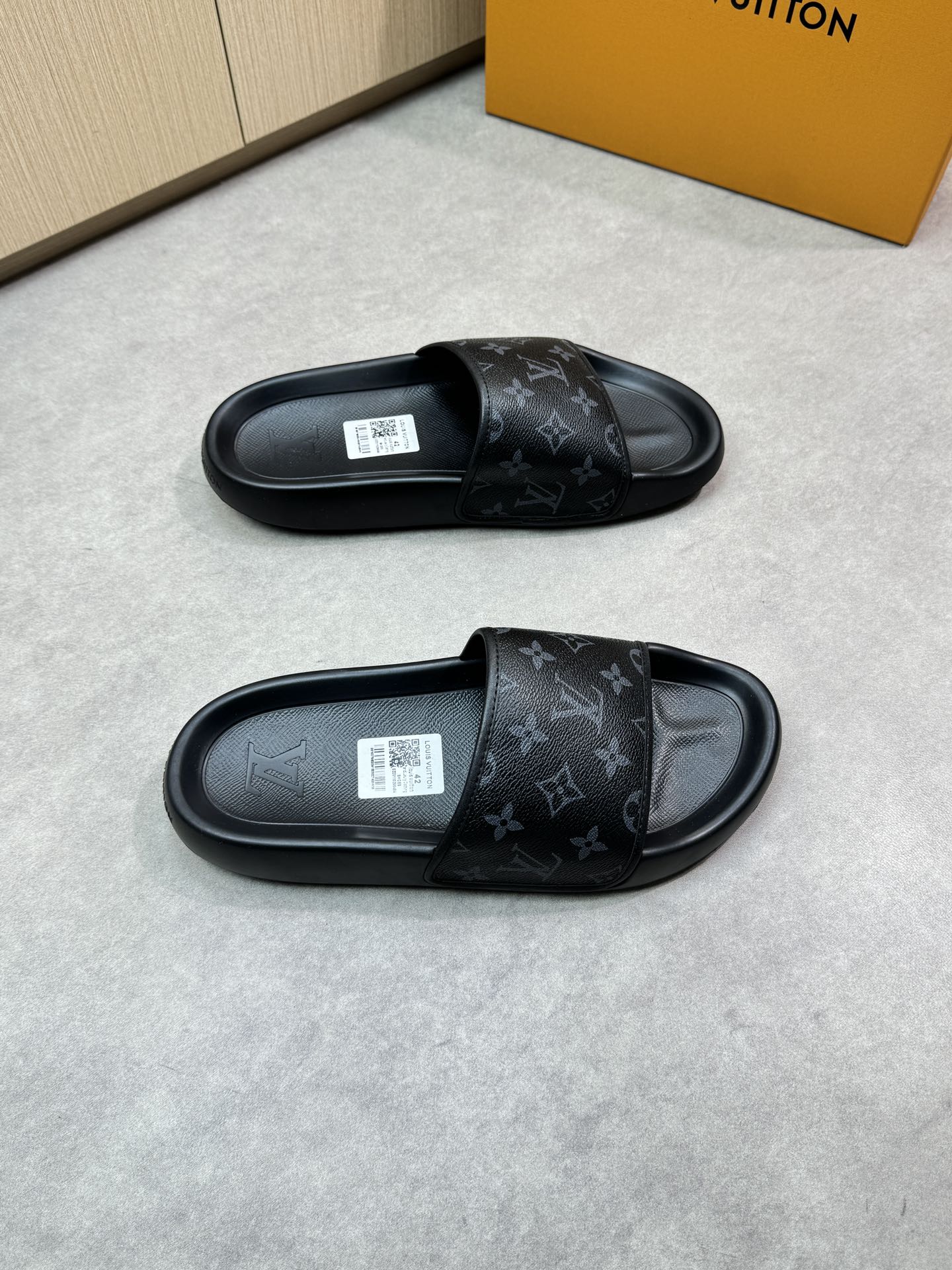 NO:278897,【Louis Vuitton】Louis Vuitton - High-end quality Original single casual sandals - Upper brand totem PVC leather. Foreskin edge craftsmanship - Neil brand breathable mesh canvas - Outsole ultra-light TPU foaming; molded outsole - Ultra-high quality control · Fine workmanship highlighted (high-end, noble, grade) -Size 39-44 (38.45, 46,47, custom made)·0199,,louis vuitton,louis vuitton,slippers19860909【Louis Vuitton】路易威登 -高端品质 原单休闲凉拖鞋 -鞋面品牌图腾PVC皮料.包皮边工艺 -内里品牌透气网帆布 -大底超轻TPU发泡；成型大底 -超高品控·做工精细凸显(高端·贵气·档次) -Size 39-44（38.45, 46,47,可订做)·0199,,louis vuitton,louis vuitton,slippers,Men's shoes