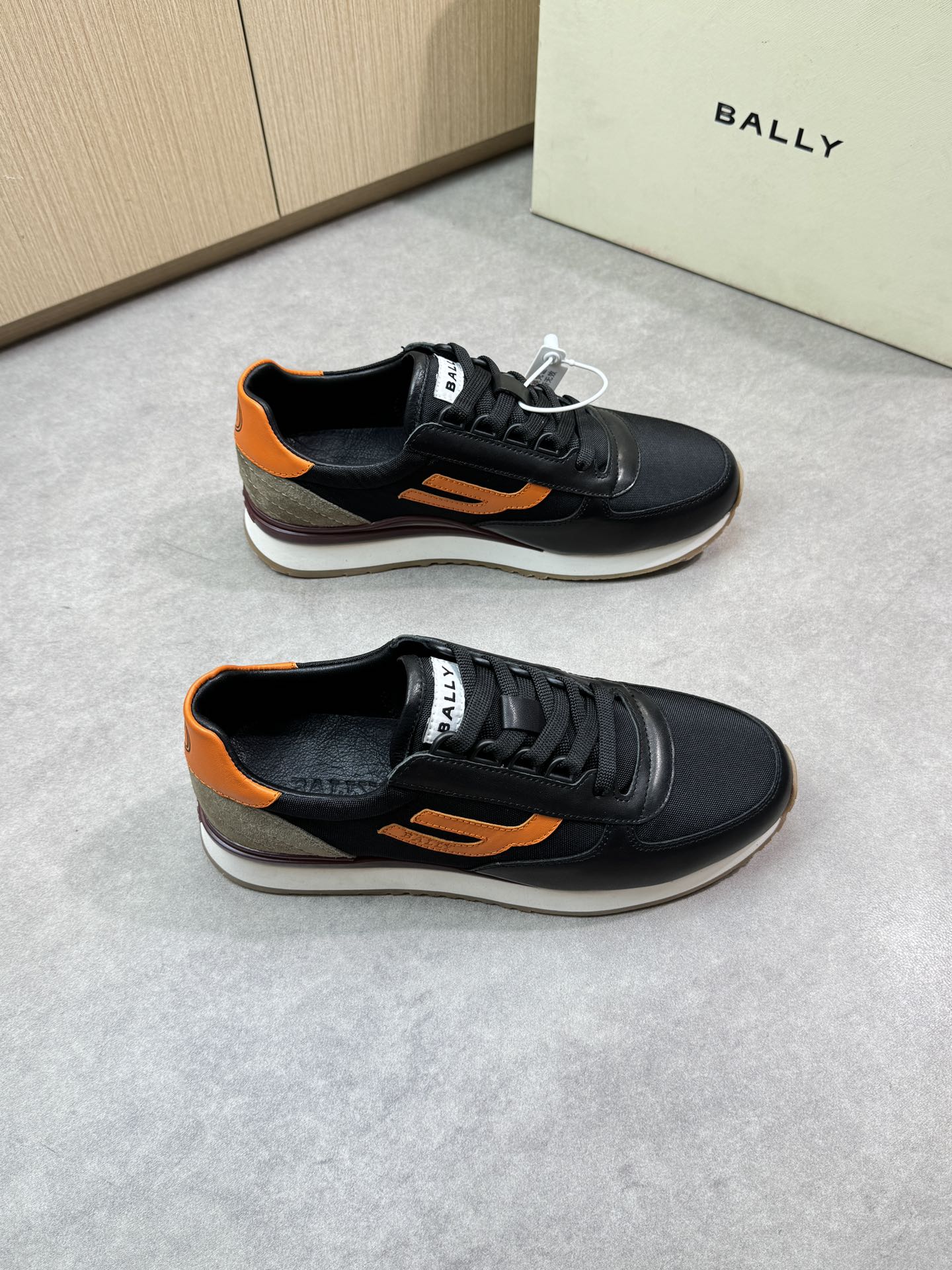 NO:279358,【BALLY】Barley - High-end quality Original single casual sneakers - Imported upper Napa calfskin, reverse velvet calfskin, brand high mercerized canvas, high heel high Zhoubo brand logo - Inner water dyed cowhide - Outsole ultra-light TPU·foam; molded outsole - Ultra-high quality control·fine workmanship highlighted (high-end, noble, grade) -Size 39-44 (38,45, custom made)·B5977,,bally,sneakers,cowhide19860909【 BALLY】巴利 -高端品质 原单休闲运动鞋 -鞋面进口纳帕小牛皮、反绒小牛皮、品牌高丝光帆布、后跟高周波品牌logo -内里水染牛皮 -大底超轻TPU·发泡；成型大底 -超高品控·做工精细凸显(高端·贵气·档次) -Size 39-44（38,45,可订做)·B5977,,bally,sneakers,cowhide,Men's shoes