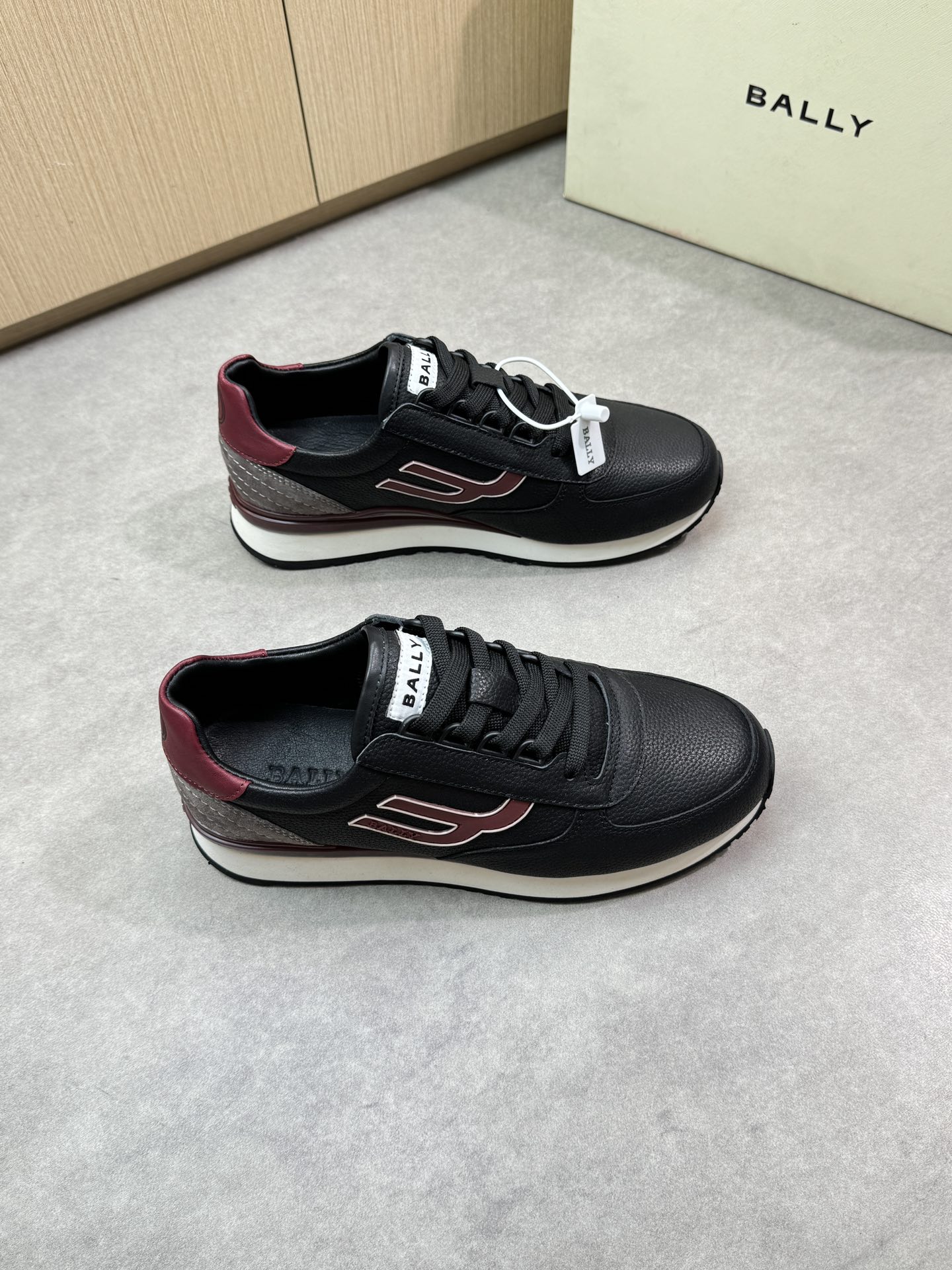 NO:279362,【BALLY】Barley - High-end quality Original single casual sneakers - Imported upper lyre-patterned calfskin, reverse velvet calfskin shoe body sewing brand totem, high heel logo - Inner water dyed cowhide - Outsole ultra-light TPU·foam; molded outsole - Ultra-high quality control·fine workmanship highlighted (high-end, noble, grade) -Size 39-44 (38,45, custom made)·B5977,,bally,sneakers,cowhide19860909【 BALLY】巴利 -高端品质 原单休闲运动鞋 -鞋面进口荔纹小牛皮、反绒小牛皮鞋身车缝品牌图腾、后跟高周波品牌logo -内里水染牛皮 -大底超轻TPU·发泡；成型大底 -超高品控·做工精细凸显(高端·贵气·档次) -Size 39-44（38,45,可订做)·B5977,,bally,sneakers,cowhide,Men's shoes