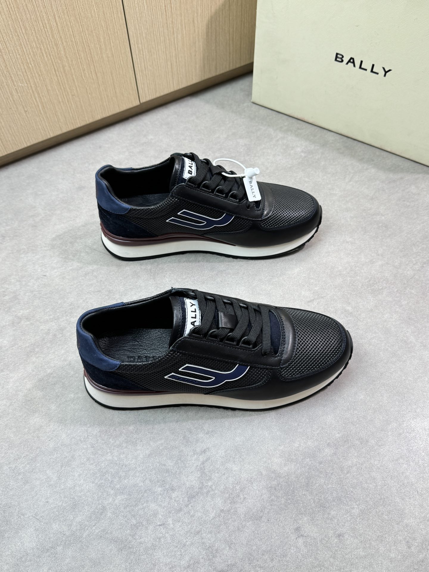 NO:279366,【BALLY】Barley - High-end quality Original single casual sneakers - Imported upper Napa calfskin air compressed square hole, reverse velvet calfskin body sewing brand totem, heel high Zhoubo brand logo - Inner water dyed cowhide - Outsole ultra-light TPU·foam; molded outsole - Ultra-high quality control·fine workmanship highlighted (high-end, noble, grade) -Size 39-44 (38,45, custom made)·B5977,,bally,sneakers,cowhide19860909【 BALLY】巴利 -高端品质 原单休闲运动鞋 -鞋面进口纳帕小牛皮空压方孔、反绒小牛皮鞋身车缝品牌图腾、后跟高周波品牌logo -内里水染牛皮 -大底超轻TPU·发泡；成型大底 -超高品控·做工精细凸显(高端·贵气·档次) -Size 39-44（38,45,可订做)·B5977,,bally,sneakers,cowhide,Men's shoes