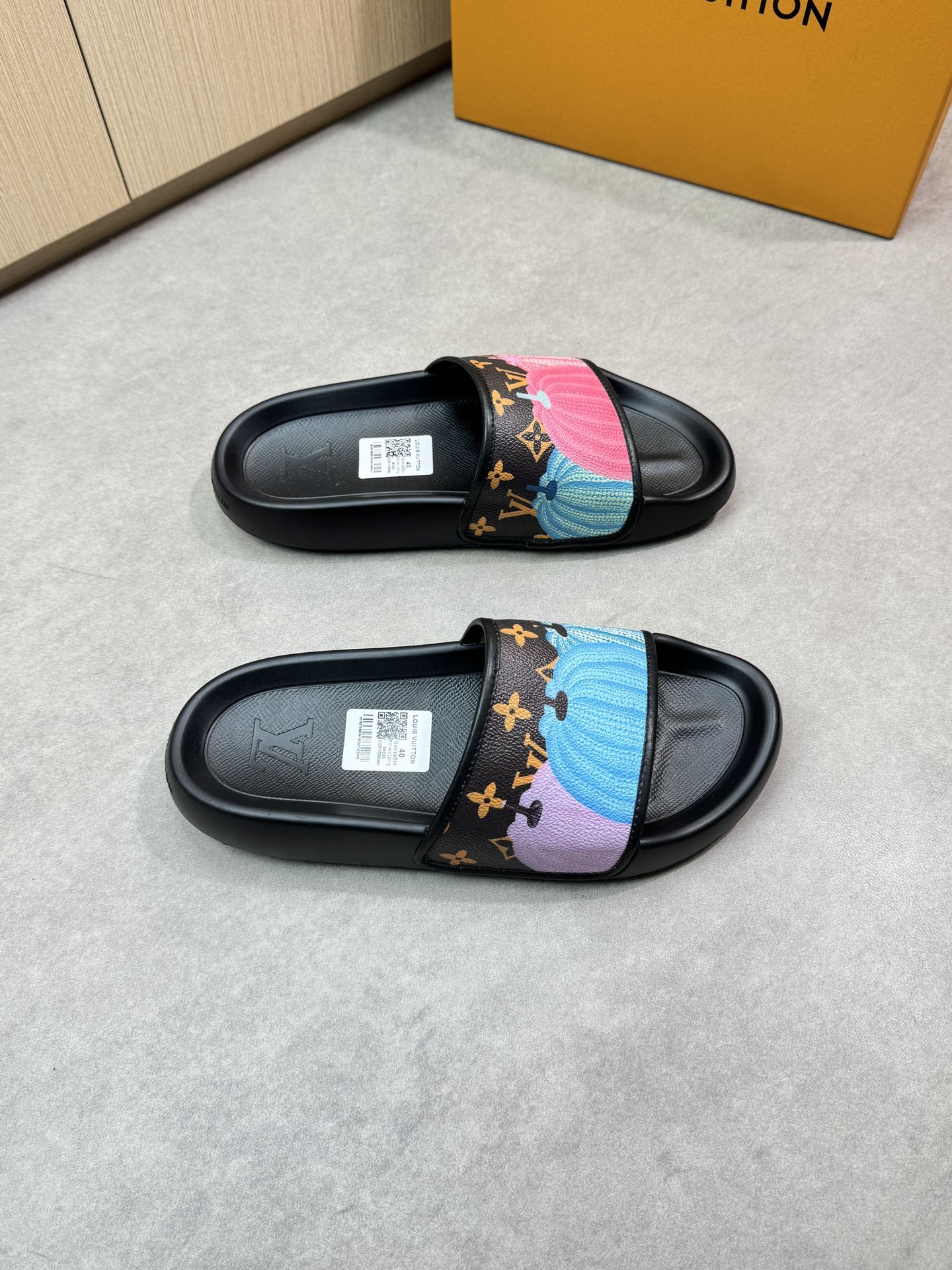 NO:279548,【Louis Vuitton】Louis Vuitton - High-end quality Original single casual sandals - Upper brand totem PVC leather. Foreskin edge craftsmanship - Neil brand breathable mesh canvas - Outsole ultra-light TPU foaming; molded outsole - Ultra-high quality control · Fine workmanship highlighted (high-end, noble, grade) -Size 39-44 (38.45, 46,47, custom made)·0199,,louis vuitton,louis vuitton,slippers19860909【Louis Vuitton】路易威登 -高端品质 原单休闲凉拖鞋 -鞋面品牌图腾PVC皮料.包皮边工艺 -内里品牌透气网帆布 -大底超轻TPU发泡；成型大底 -超高品控·做工精细凸显(高端·贵气·档次) -Size 39-44（38.45, 46,47,可订做)·0199,,louis vuitton,louis vuitton,slippers,Men's shoes