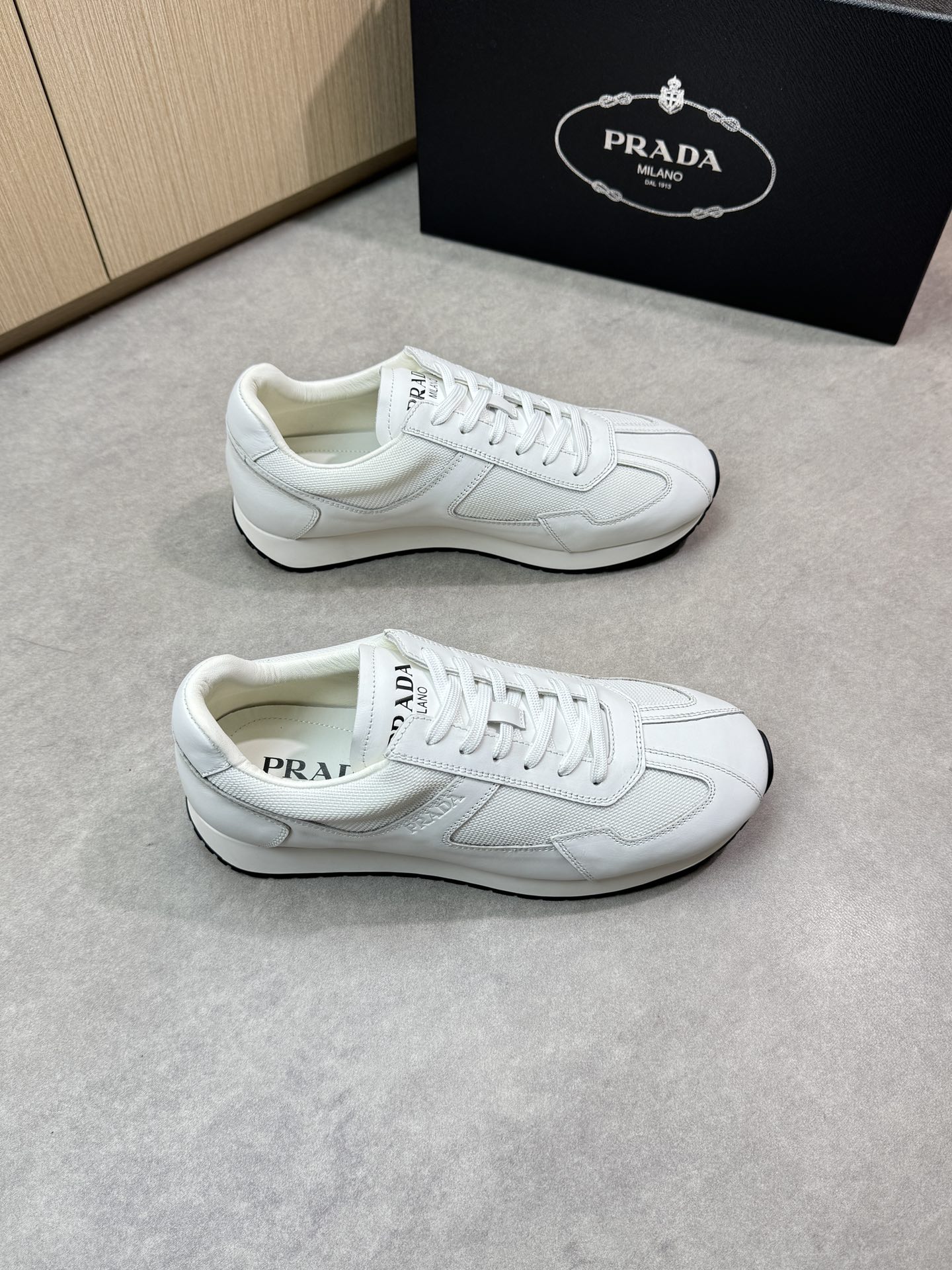 NO:280446,【PRADA】Prada - High-end quality Original single casual sneakers - Upper Napa calfskin, high mercerized canvas, tongue. Shoe body; Air compressor brand logo - Inner water dyed cowhide - Outsole ultra-light TPU foaming·rubber; molded outsole - Ultra-high quality control·fine workmanship highlighting (high-end·noble·grade) -Size 38-44 (45, custom made)·PR0372,,prada,prada,sneakers,cowhide19860909【PRADA】普拉达 -高端品质 原单休闲运动鞋 -鞋面纳帕小牛皮、高丝光帆布、鞋舌.鞋身；空压品牌logo -内里水染牛皮 -大底超轻TPU发泡·橡胶；成型大底 -超高品控·做工精细凸显(高端·贵气·档次) -Size 38-44（45,可订做)·PR0372,,prada,prada,sneakers,cowhide,Men's shoes