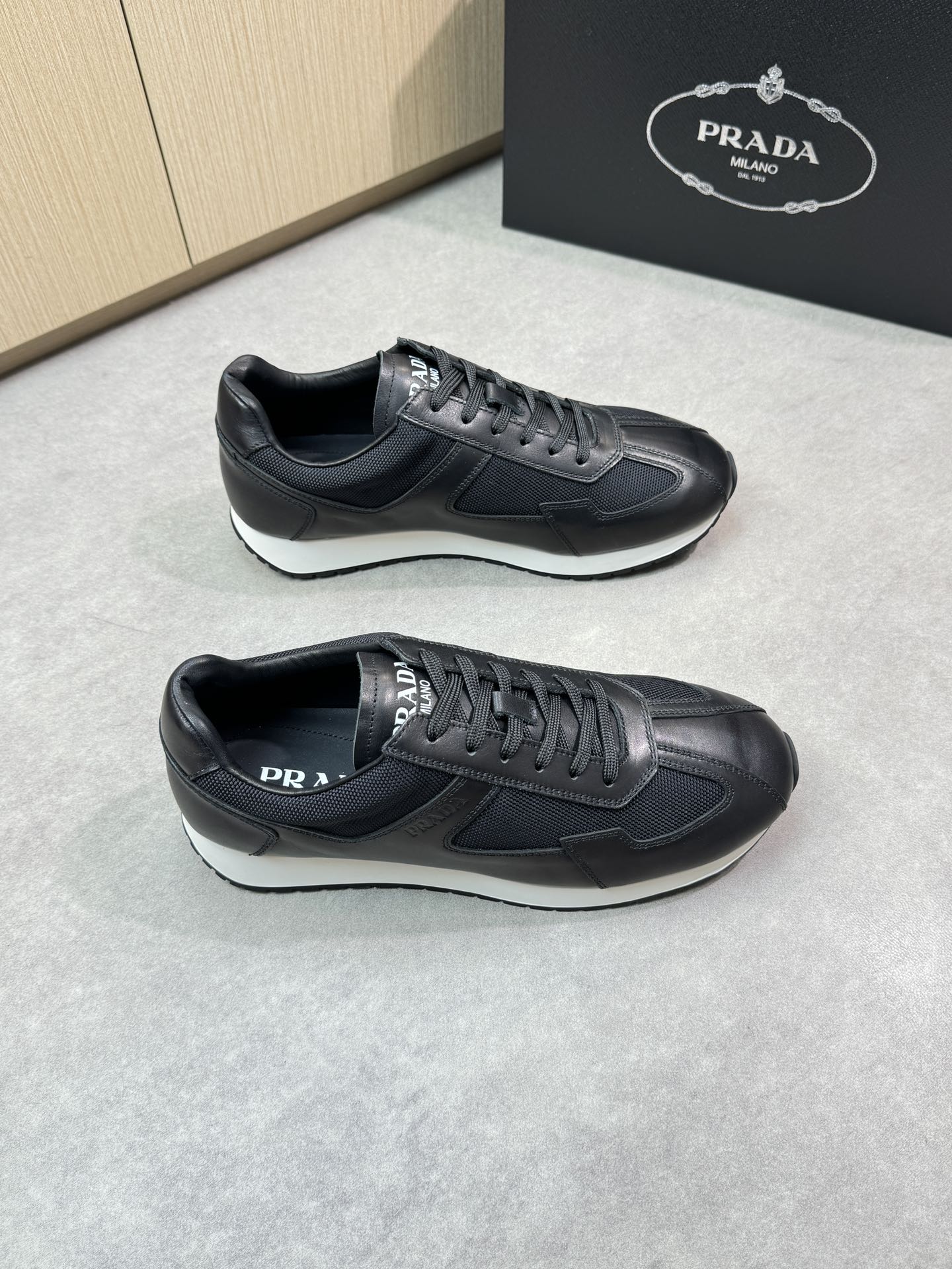 NO:280451,【PRADA】Prada - High-end quality Original single casual sneakers - Upper reverse velvet calfskin, high mercerized canvas, tongue. Shoe body; Air compressor brand logo - Inner water dyed cowhide - Outsole ultra-light TPU foaming·rubber; molded outsole - Ultra-high quality control·fine workmanship highlighting (high-end·noble·grade) -Size 38-44 (45, custom made)·PR0372,,prada,prada,sneakers,cowhide19860909【PRADA】普拉达 -高端品质 原单休闲运动鞋 -鞋面反绒小牛皮、高丝光帆布、鞋舌.鞋身；空压品牌logo -内里水染牛皮 -大底超轻TPU发泡·橡胶；成型大底 -超高品控·做工精细凸显(高端·贵气·档次) -Size 38-44（45,可订做)·PR0372,,prada,prada,sneakers,cowhide,Men's shoes