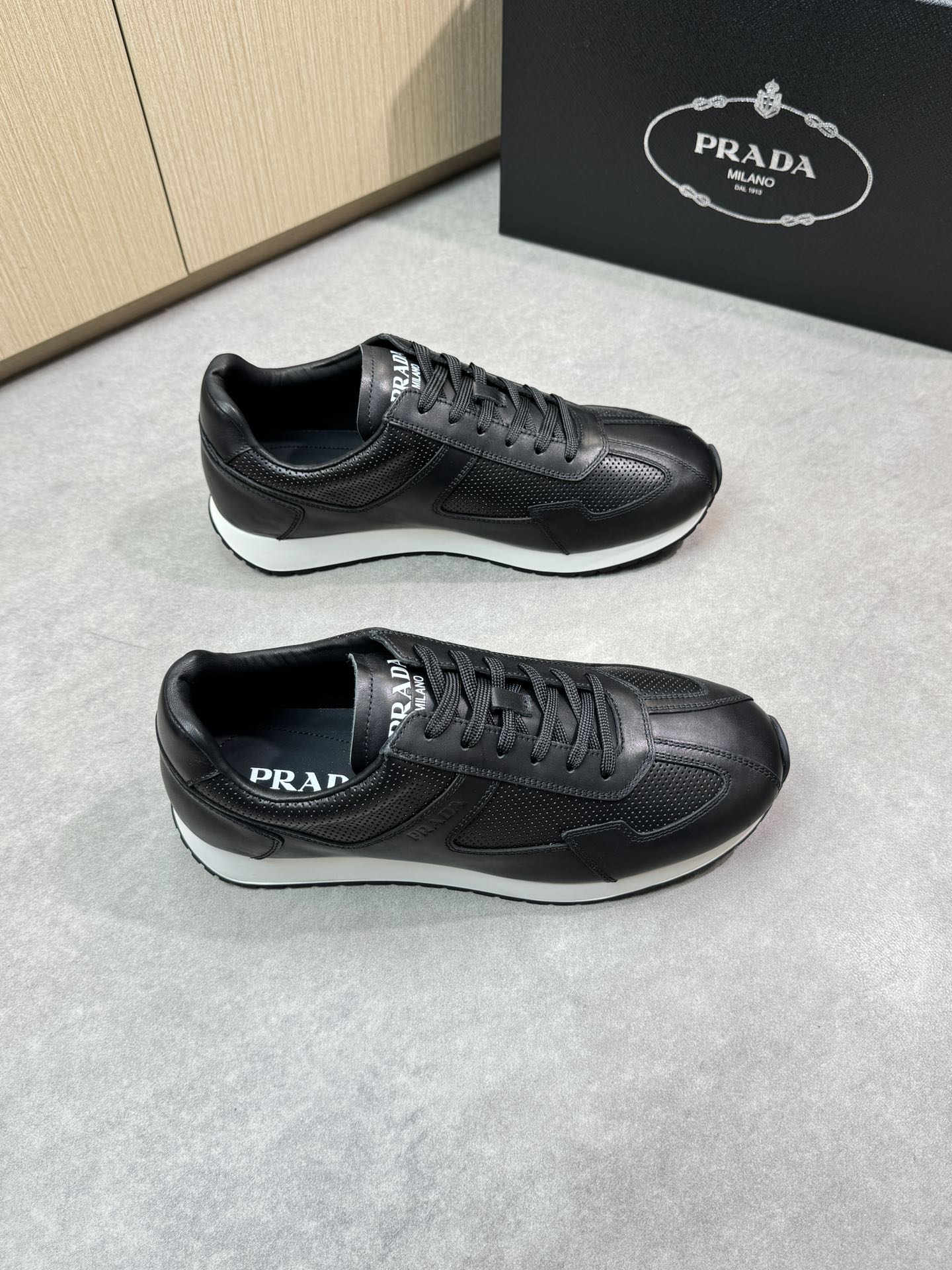 NO:280456,【PRADA】Prada - High-end quality Original single casual sneakers - Upper Napa calfskin, press-hole calfskin, tongue. Shoe body; Air compressor brand logo - Inner water dyed cowhide - Outsole ultra-light TPU foaming·rubber; molded outsole - Ultra-high quality control·fine workmanship highlighted (high-end·noble·grade) -Size 38-44 (45, custom made)·PR0372,,prada,prada,sneakers,cowhide19860909【PRADA】普拉达 -高端品质 原单休闲运动鞋 -鞋面纳帕小牛皮、压孔小牛皮、鞋舌.鞋身；空压品牌logo -内里水染牛皮 -大底超轻TPU发泡·橡胶；成型大底 -超高品控·做工精细凸显(高端·贵气·档次) -Size 38-44（45,可订做)·PR0372,,prada,prada,sneakers,cowhide,Men's shoes