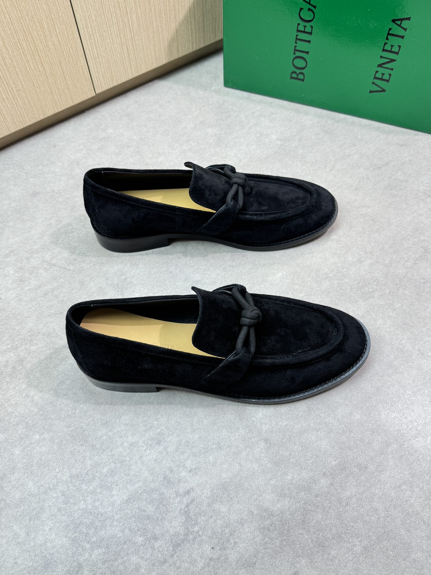 NO:279628,【BOTTEGA VENETA】Bottega - High-end quality original single Couple suit formal shoes - Upper reverse velvet sheepskin, shoe tongue brand metal fastener, handmade string sewing mark thread - Inner water dyed sheepskin - Outsole ultralight TPR· genuine leather; Combined molded leather outsole - Ultra high quality control·fine workmanship highlight (high-end, noble, grade) - Size men and women same style 35-44 (female 40, men 38, 45 can be customized)·0133,,bottega veneta, sheepskin,Leather soles19860909【BOTTEGA VENETA】宝缇嘉  -高端品质 原单 情侣装正装鞋 -鞋面反绒羊皮、鞋舌品牌金属扣件、手工串缝马克线 -内里水染羊皮 -大底超轻TPR·真皮；组合成型真皮大底 -超高品控·做工精细凸显(高端·贵气·档次) -Size男女同款35-44（女40,男38,45可订做)·0133,,bottega veneta,sheepskin,Leather soles,Men's shoes