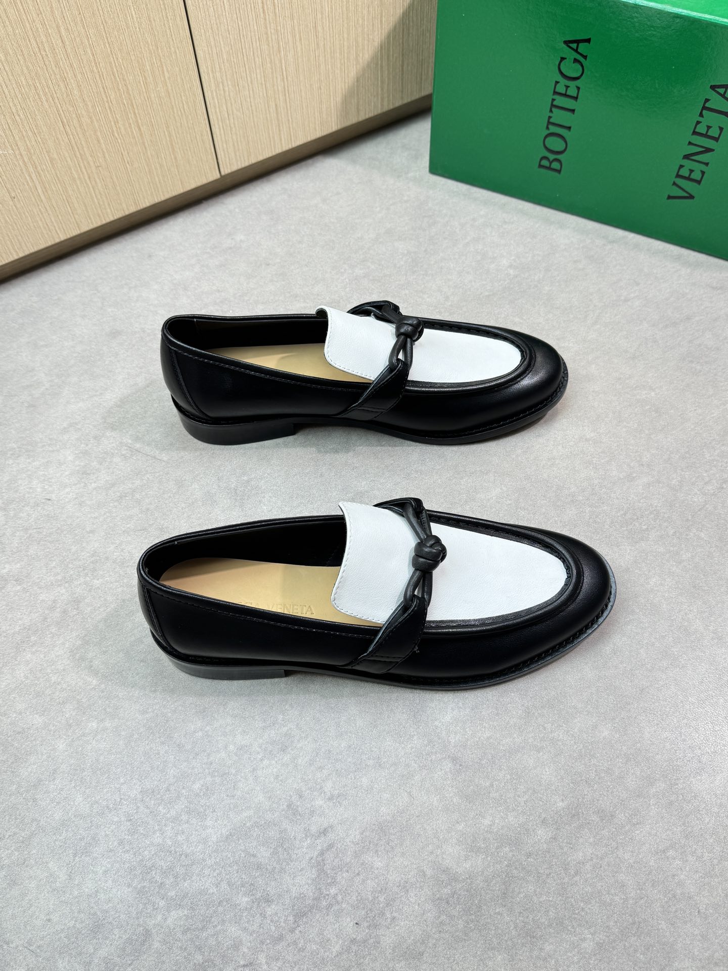 NO:279633,【BOTTEGA VENETA】Bottega - High-end quality original single Couple suit formal shoes - Upper Napa calfskin, shoe tongue brand metal fastener, handmade string sewing mark thread - Inner water dyed sheepskin - Outsole ultra-light TPR· genuine leather; Combined molded leather outsole - Ultra-high quality control·fine workmanship highlighted (high-end, noble, grade) - Size men and women same style 35-44 (female 40, men 38, 45 can be customized)·0133,,bottega veneta,cowhide,sheepskin,Leather soles19860909【BOTTEGA VENETA】宝缇嘉  -高端品质 原单 情侣装正装鞋 -鞋面纳帕小牛皮、鞋舌品牌金属扣件、手工串缝马克线 -内里水染羊皮 -大底超轻TPR·真皮；组合成型真皮大底 -超高品控·做工精细凸显(高端·贵气·档次) -Size男女同款35-44（女40,男38,45可订做)·0133,,bottega veneta,cowhide,sheepskin,Leather soles,Men's shoes