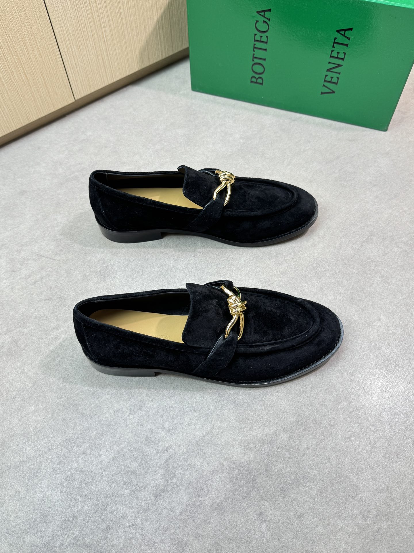 NO:279638,【BOTTEGA VENETA】Bottega - High-end quality original single Couple suit formal shoes - Upper reverse velvet sheepskin, shoe tongue brand metal fastener, handmade string sewing mark thread - Inner water dyed sheepskin - Outsole ultralight TPR· genuine leather; Combined molded leather outsole - Ultra high quality control·fine workmanship highlight (high-end, noble, grade) - Size men and women same style 35-44 (female 40, men 38, 45 can be customized)·0133,,bottega veneta, sheepskin,Leather soles19860909【BOTTEGA VENETA】宝缇嘉  -高端品质 原单 情侣装正装鞋 -鞋面反绒羊皮、鞋舌品牌金属扣件、手工串缝马克线 -内里水染羊皮 -大底超轻TPR·真皮；组合成型真皮大底 -超高品控·做工精细凸显(高端·贵气·档次) -Size男女同款35-44（女40,男38,45可订做)·0133,,bottega veneta,sheepskin,Leather soles,Men's shoes