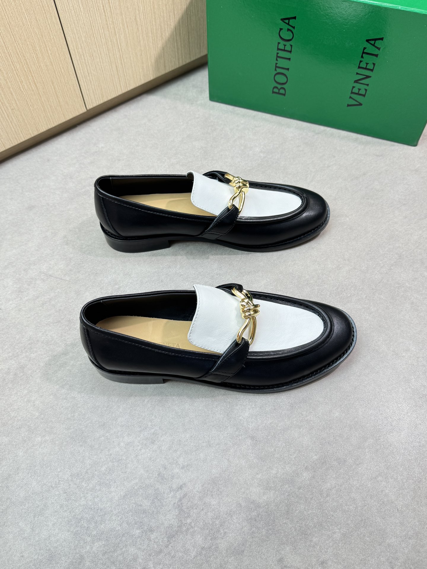 NO:279643,【BOTTEGA VENETA】Bottega - High-end quality original single Couple suit formal shoes - Upper Napa calfskin, shoe tongue brand metal fastener, handmade string sewing mark thread - Inner water dyed sheepskin - Outsole ultra-light TPR· genuine leather; Combined molded leather outsole - Ultra-high quality control·fine workmanship highlight (high-end, noble, grade) - Size men and women same style 35-44 (female 40, men 38, 45 can be customized)·0133,,bottega veneta,cowhide,sheepskin,Leather soles19860909【BOTTEGA VENETA】宝缇嘉  -高端品质 原单 情侣装正装鞋 -鞋面纳帕小牛皮、鞋舌品牌金属扣件、手工串缝马克线 -内里水染羊皮 -大底超轻TPR·真皮；组合成型真皮大底 -超高品控·做工精细凸显(高端·贵气·档次) -Size男女同款35-44（女40,男38,45可订做)·0133,,bottega veneta,cowhide,sheepskin,Leather soles,Men's shoes