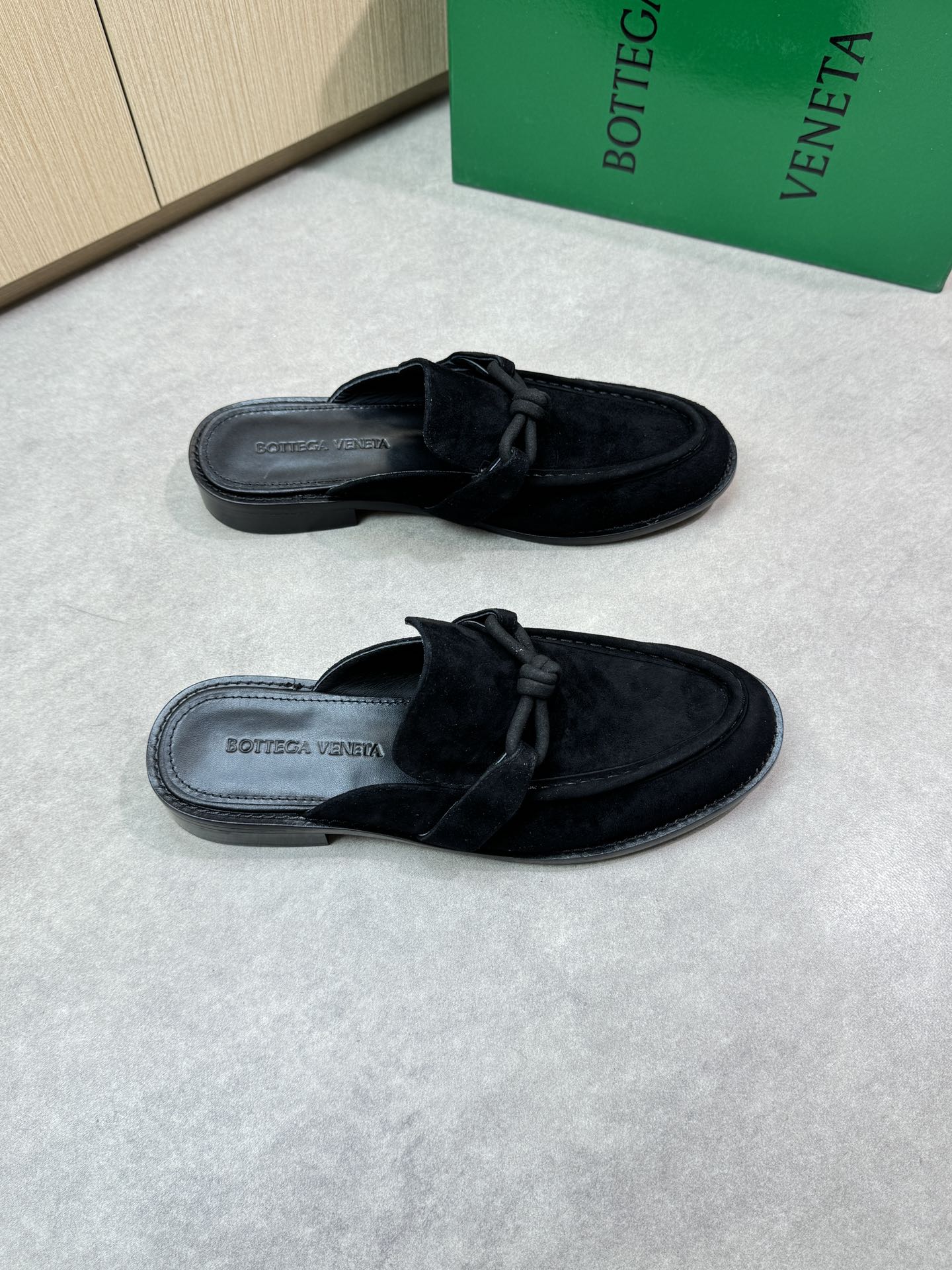 NO:279648,【BOTTEGA VENETA】Bottega - High-end quality original single Couple half-super formal shoes - Upper reverse velvet sheepskin, shoe tongue brand button decoration, handmade string sewing mark thread - Inner water dyed sheepskin - Outsole ultra-light TPR· genuine leather; Combined molded leather outsole - Ultra-high quality control·fine workmanship highlight (high-end, noble, grade) - Size men and women same style 35-44 (female 40, men 38, 45 can be customized)·0133,,bottega veneta, sheepskin,Leather soles19860909【BOTTEGA VENETA】宝缇嘉  -高端品质 原单 情侣装半托正装鞋 -鞋面反绒羊皮、鞋舌品牌纽扣装饰、手工串缝马克线 -内里水染羊皮 -大底超轻TPR·真皮；组合成型真皮大底 -超高品控·做工精细凸显(高端·贵气·档次) -Size男女同款35-44（女40,男38,45可订做)·0133,,bottega veneta,sheepskin,Leather soles,Men's shoes