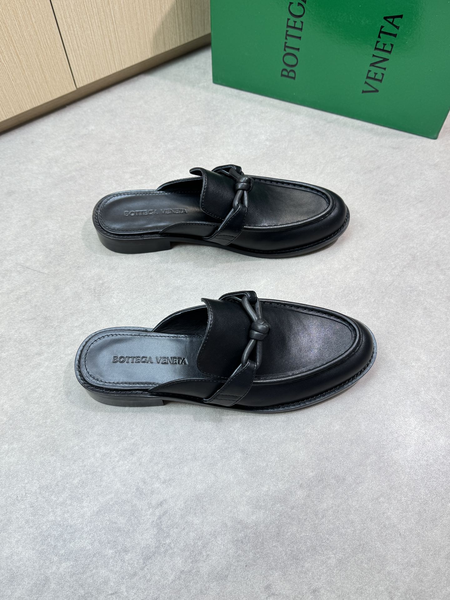 NO:279654,【BOTTEGA VENETA】Bottega - High-end quality original single couple wear semi-super formal shoes - upper Napa calfskin, shoe tongue brand button decoration, handmade string sewing mark thread - inner water dye sheepskin - outsole ultra-light TPR· genuine leather; combined molded leather outsole - ultra-high quality control· fine workmanship highlight (high-end, noble, grade) - Size men and women same style 35-44 (female 40, male 38, 45 can be customized)·0133,,bottega veneta,cowhide, sheepskin,Leather soles19860909【BOTTEGA VENETA】宝缇嘉  -高端品质 原单 情侣装半托正装鞋 -鞋面纳帕小牛皮、鞋舌品牌纽扣装饰、手工串缝马克线 -内里水染羊皮 -大底超轻TPR·真皮；组合成型真皮大底 -超高品控·做工精细凸显(高端·贵气·档次) -Size男女同款35-44（女40,男38,45可订做)·0133,,bottega veneta,cowhide,sheepskin,Leather soles,Men's shoes