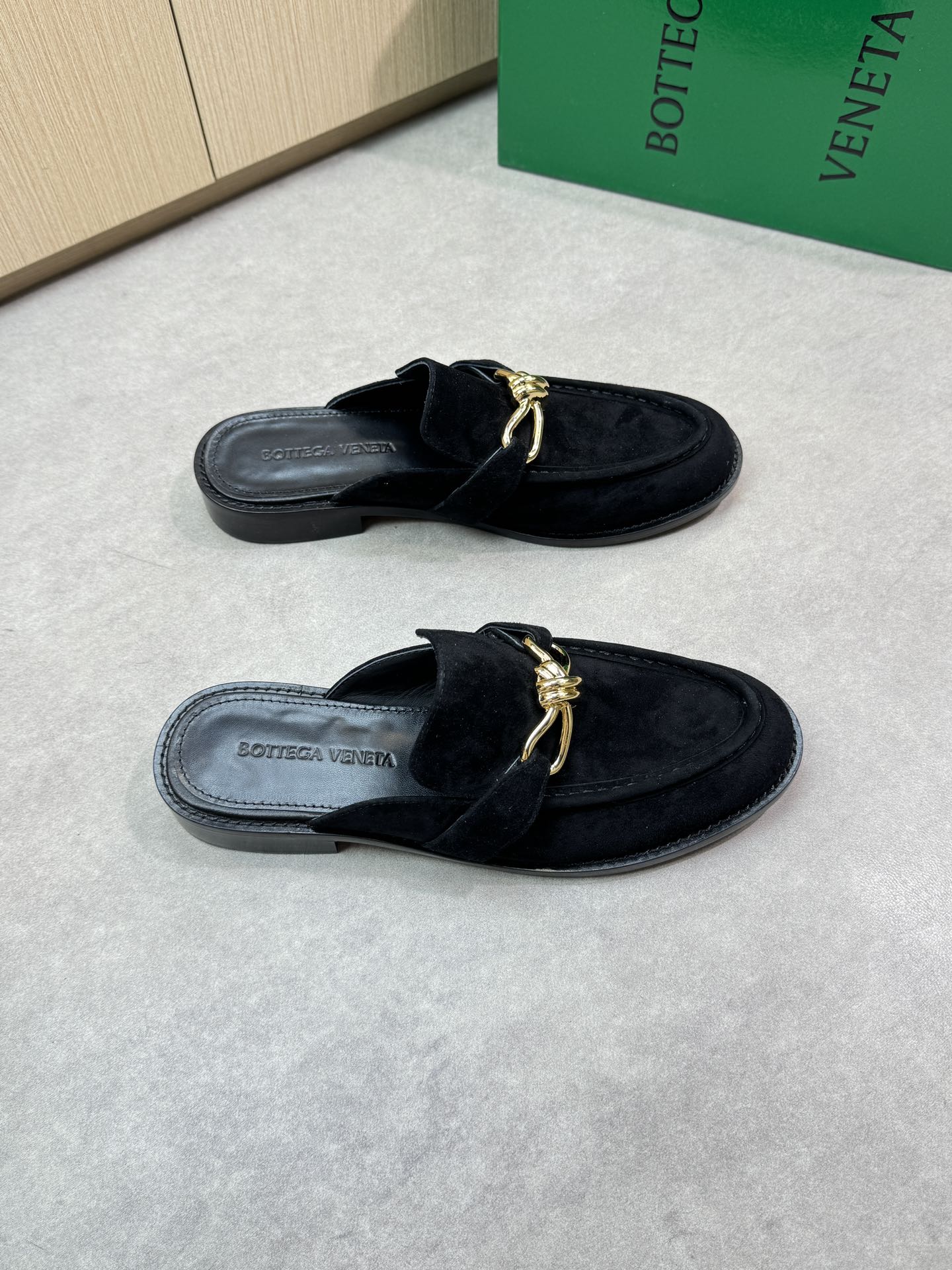 NO:279658,【BOTTEGA VENETA】Bottega - High-end quality original single couple wear semi-super formal shoes - upper velvet sheepskin, shoe tongue brand metal button decoration, handmade string sewing mark thread - inner water dye sheepskin - outsole ultralight TPR· genuine leather; combination molded leather outsole - ultra high quality control· fine workmanship highlight (high-end, noble, grade) - Size men and women same style 35-44 (female 40, male 38, 45 can be customized)·0133,,bottega veneta, sheepskin,Leather soles19860909【BOTTEGA VENETA】宝缇嘉  -高端品质 原单 情侣装半托正装鞋 -鞋面反绒羊皮、鞋舌品牌金属纽扣装饰、手工串缝马克线 -内里水染羊皮 -大底超轻TPR·真皮；组合成型真皮大底 -超高品控·做工精细凸显(高端·贵气·档次) -Size男女同款35-44（女40,男38,45可订做)·0133,,bottega veneta,sheepskin,Leather soles,Men's shoes