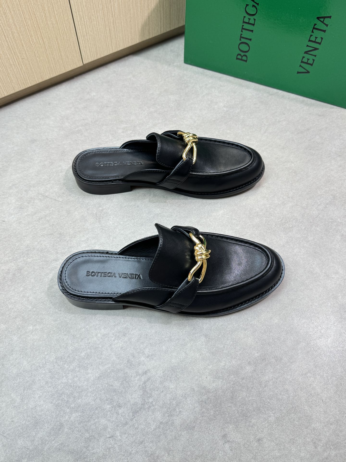 NO:279659,【BOTTEGA VENETA】Bottega - High-end quality original single Couple half-super formal shoes - Upper Napa calfskin, shoe tongue brand metal button decoration, handmade string sewing mark thread - Inner water dyed sheepskin - Outsole ultra-light TPR· genuine leather; Combined molding leather outsole - Ultra-high quality control·fine workmanship highlight (high-end, noble, grade) - Size men and women same style 35-44 (female 40, male 38, 45 can be customized)·0133,,bottega veneta,cowhide, sheepskin,Leather soles19860909【BOTTEGA VENETA】宝缇嘉  -高端品质 原单 情侣装半托正装鞋 -鞋面纳帕小牛皮、鞋舌品牌金属纽扣装饰、手工串缝马克线 -内里水染羊皮 -大底超轻TPR·真皮；组合成型真皮大底 -超高品控·做工精细凸显(高端·贵气·档次) -Size男女同款35-44（女40,男38,45可订做)·0133,,bottega veneta,cowhide,sheepskin,Leather soles,Men's shoes