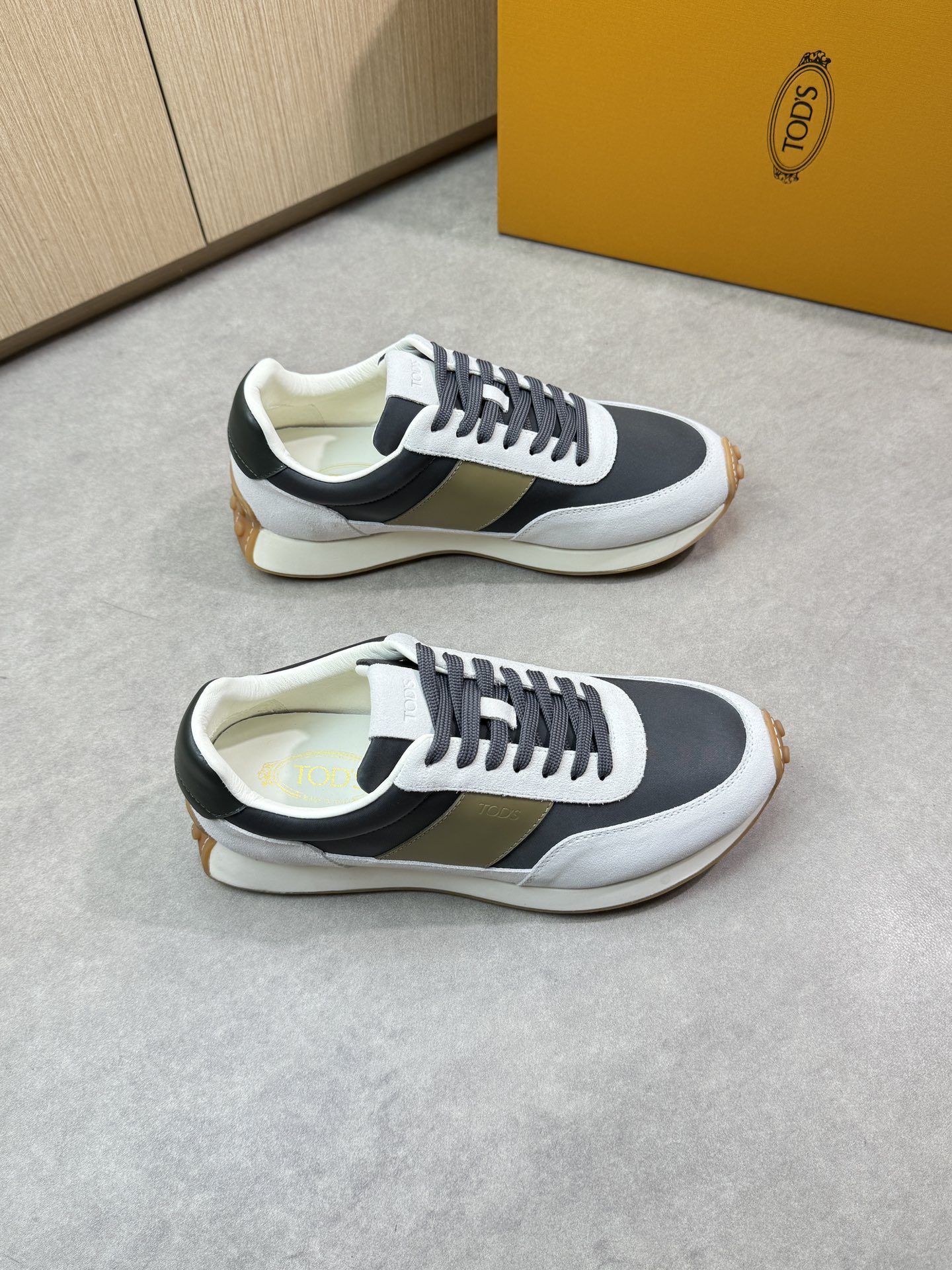 NO:279661,【TOD's】Todds - High-end quality Original single casual sneakers - Upper Napa calfskin, reverse velvet calfskin, shoe body, shoe tongue. Air compressor brand logo - Inner water dyed cowhide - Outsole ultra-light TPU foaming·rubber; Two-color molded outsole - Ultra-high quality control·fine workmanship highlighted (high-end·noble·grade) -Size 38-44 (45 can be customized)·03726,,Tod's,sneakers,cowhide19860909【TOD's】托德斯  -高端品质 原单休闲运动鞋 -鞋面纳帕小牛皮、反绒小牛皮、鞋鞋身.鞋舌.空压品牌logo -内里水染牛皮 -大底超轻TPU发泡·橡胶；双色成型大底 -超高品控·做工精细凸显(高端·贵气·档次) -Size 38-44（45可订做)·03726,,Tod's,sneakers,cowhide,Men's shoes