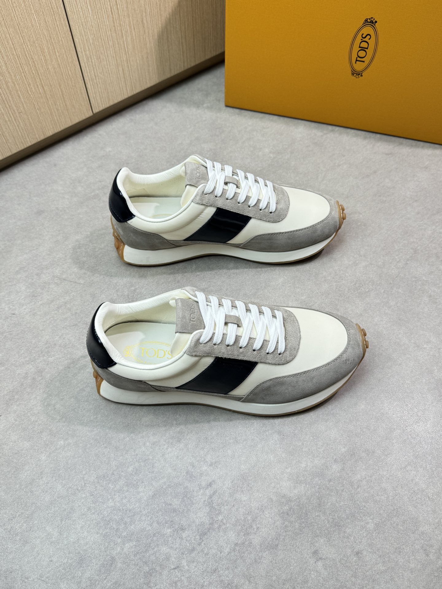 TOD'S Leather and Suede Runner Sneakers - Stylish, Comfortable, and Durable 1 TOD'S Leather and Suede Runner Sneakers - Stylish, Comfortable, and Durable