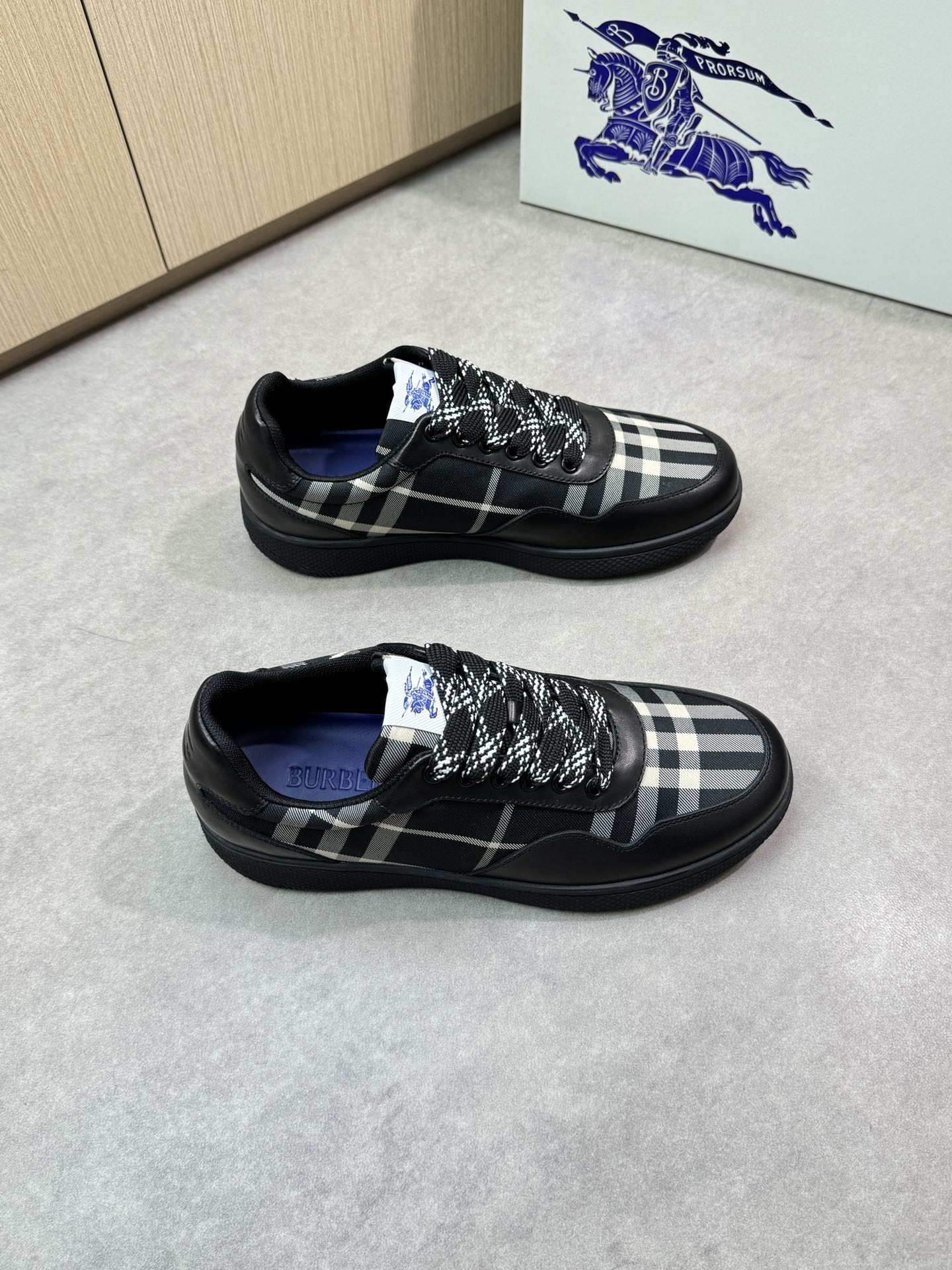 NO:279665,【BURBERRY】Burberry - High-end quality Original single casual sports shoes - Imported upper Napa calfskin, brand totem cloth, tongue brand cloth - Neil brand canvas, foot pads; water dyed cowhide - Ultra-light TPR rubber; Two-color molded sole - Ultra-high quality control · Fine workmanship highlighted (high-end · noble · grade) -Size 38-44 (men 45, custom made)·BBR0372,,burberry,burberry,cowhide19860909【 BURBERRY】巴宝莉  -高端品质 原单休闲运动板鞋 -鞋面进口纳帕小牛皮、品牌图腾布匹、鞋舌品牌布标 -内里品牌帆布,垫脚；水染牛皮 -大底超轻TPR橡胶; 双色成型大底 -超高品控·做工精细凸显(高端·贵气·档次) -Size 38-44（男45,可订做)·BBR0372,,burberry,burberry,cowhide,Men's shoes