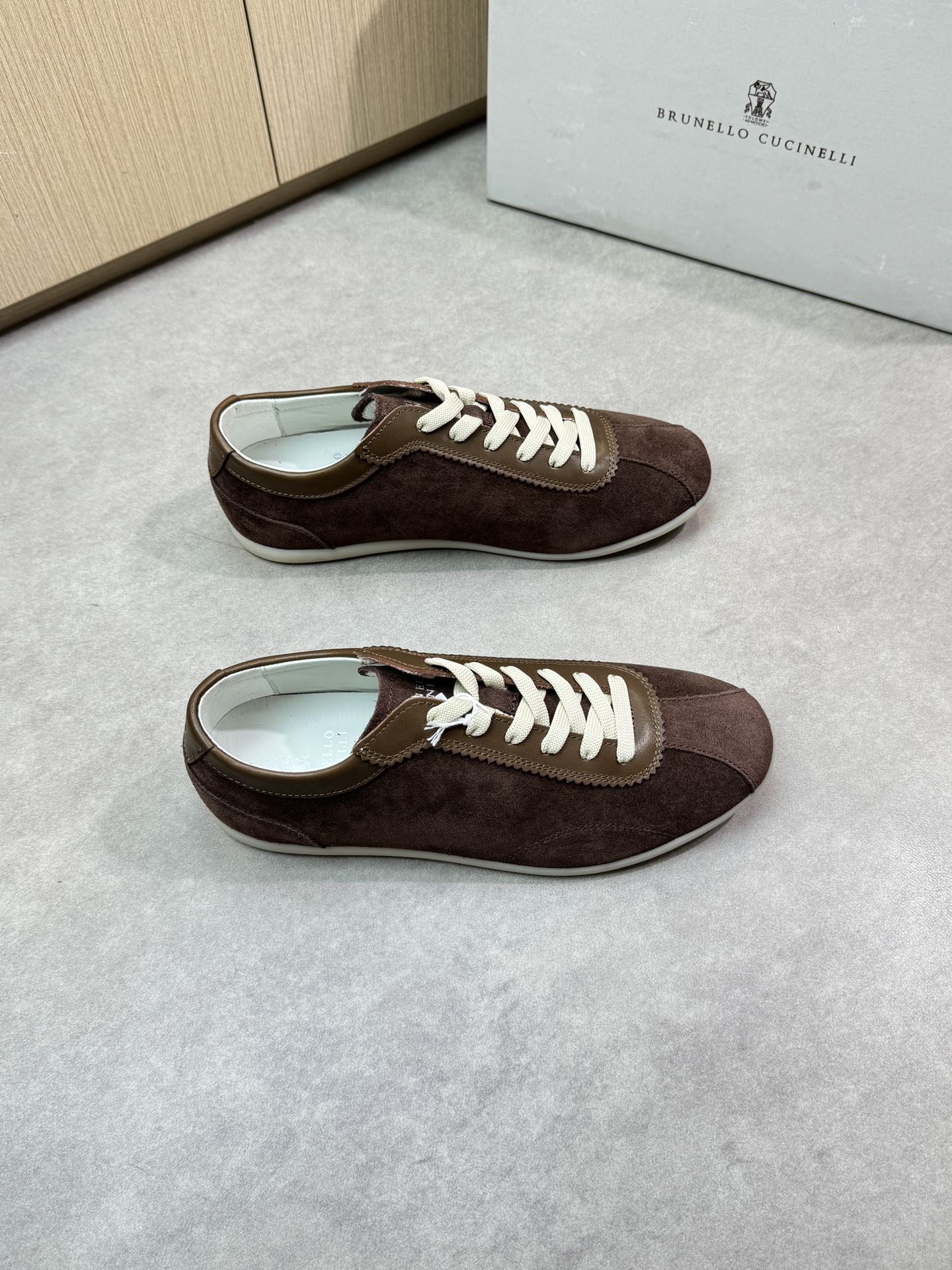 NO:279816,【Brunello Cucinelli】Brunello Cucinelli - High-end quality Original single casual sports shoes - Upper imported Napa calfskin, reverse velvet calfskin, tongue. Heel; High Zhoubo brand logo - Inner water dyed cowhide - Outsole ultra-light TPR·rubber; molded outsole - Ultra-high quality control·fine workmanship highlighted (high-end, noble, grade) -Size 39-44 (38,45, custom made)·BC0126,,brunello cucinelli,cowhide19860909【 Brunello Cucinelli】布鲁内洛·库奇内利 -高端品质 原单休闲运动板鞋 -鞋面进口纳帕小牛皮、反绒小牛皮、鞋舌.后跟；高周波品牌Logo -内里水染牛皮 -大底超轻TPR·橡胶；成型大底 -超高品控·做工精细凸显(高端·贵气·档次) -Size 39-44（38,45,可订做)·BC0126,,brunello cucinelli,cowhide,Men's shoes