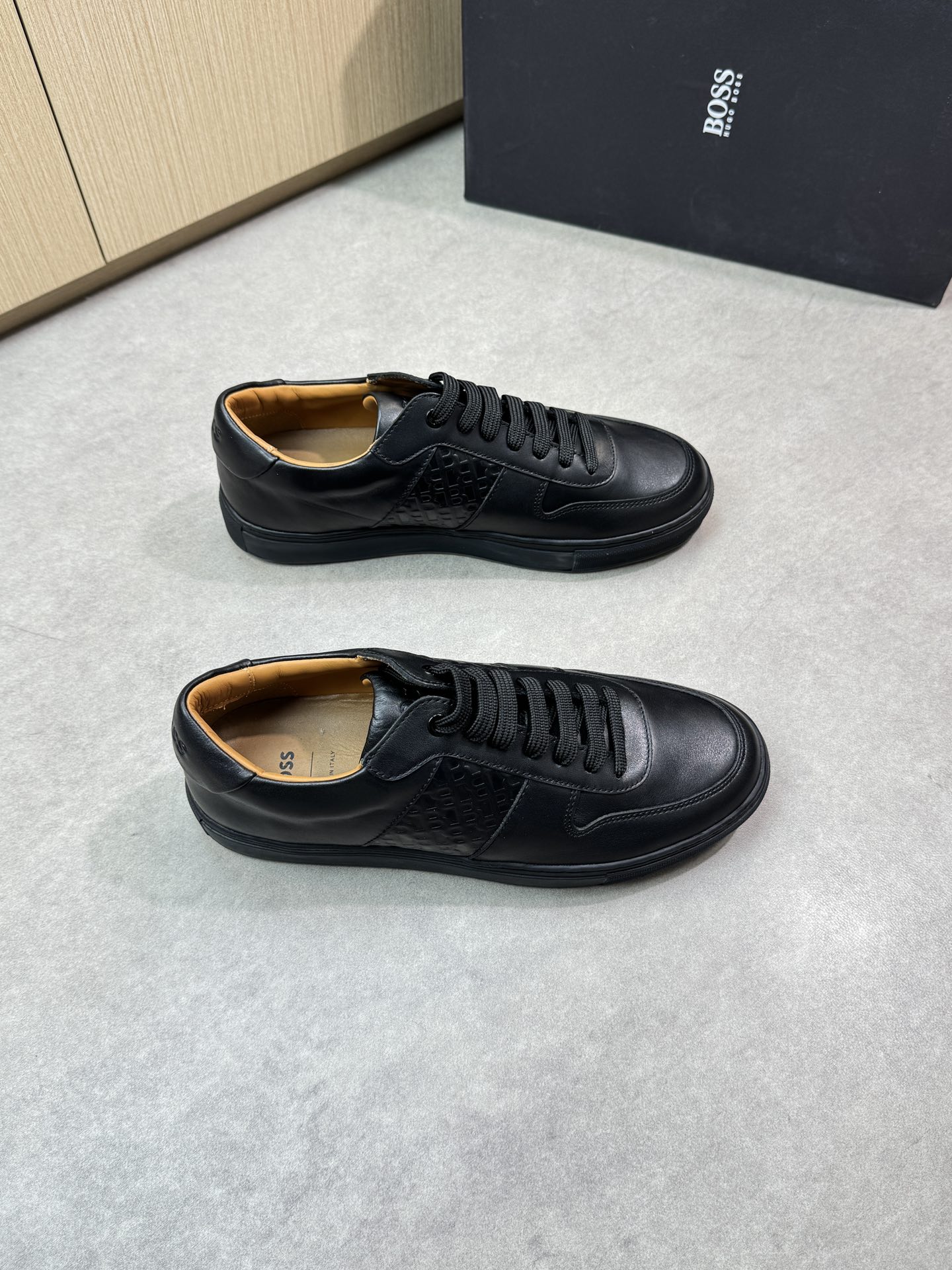 NO:279821,【BOSS】Boss - High-end quality Original single casual sports shoes - Upper Napa calfskin. Air compressor brand totem, shoe body. Heel; Air compressor brand logo - Inner water dyed cowhide - Outsole ultra-light TPR·rubber; molded outsole - Ultra-high quality control·fine workmanship highlight (high-end, noble, grade) -Size 39-44 (38,45, custom made)·BS0039,,cowhide19860909【BOSS】博思 -高端品质 原单休闲运动板鞋 -鞋面纳帕小牛皮.空压品牌图腾、鞋身.后跟；空压品牌logo -内里水染牛皮 -大底超轻TPR·橡胶；成型大底 -超高品控·做工精细凸显(高端·贵气·档次) -Size 39-44（38,45,可订做)·BS0039,,cowhide,Men's shoes