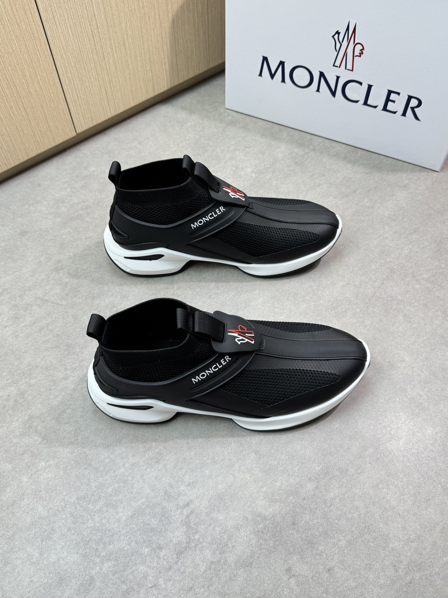 NO:279826,【MONCLER】Mongkelai (blind) - High-end quality original single - Imported upper brand high-elastic cloth. Hot-cut craft silk screen printing brand logo, shoe body plastic module, brand webbing - inner foot pad; brand canvas - outsole ultra-light TPU foaming·rubber two-color molded outsole - ultra-high quality control·fine workmanship highlighting (high-end, noble, grade) -Size 39-44 (38,45, custom made)·MC4052,,christian louboutin,Moncler,Moncler19860909【MONCLER】盟可睐(蒙口)  -高端品质 原单 -鞋面进口品牌高弹力布匹.热切工艺丝印品牌logo、鞋身塑胶模块、品牌织带 -内里垫脚；品牌帆布 -大底超轻TPU发泡·橡胶双色成型大底 -超高品控·做工精细凸显(高端·贵气·档次) -Size 39-44（38,45,可订做)·MC4052,,christian louboutin,Moncler,Moncler,Men's shoes