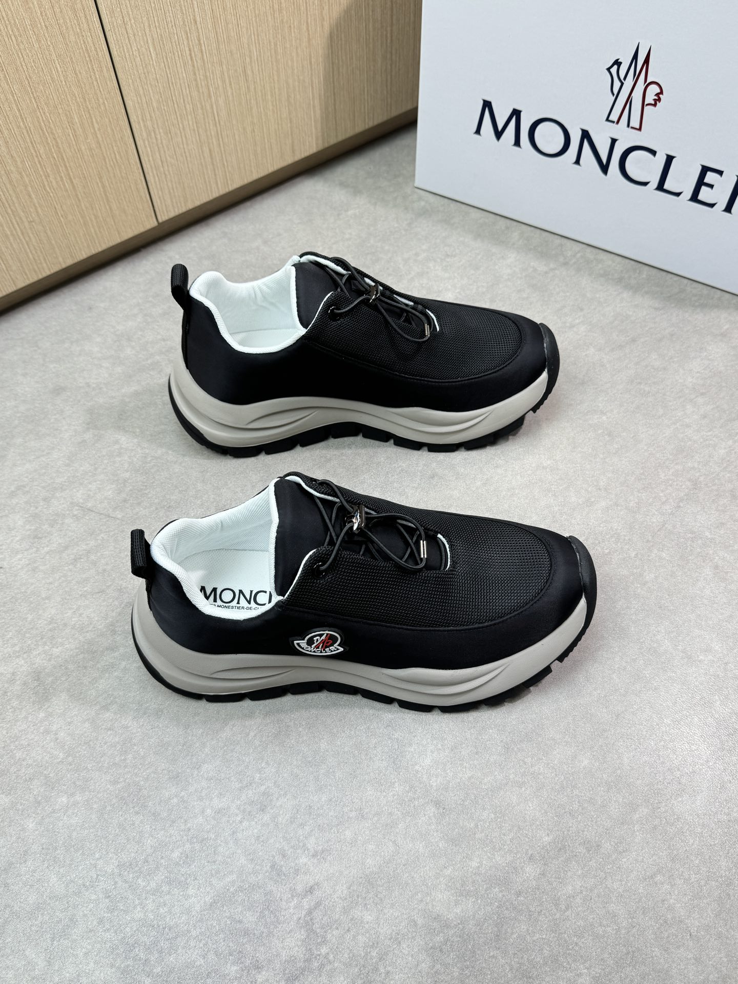 NO:279829,【MONCLER】Mengkelai (blind) - High-end quality Original single casual sneakers - Imported upper brand high mercerized canvas cloth, shoe body sewing brand plastic module, brand webbing - Inner footbed; Brand canvas - Outsole ultralight TPU foaming·Rubber two-color molded outsole - Ultra-high quality control·fine workmanship highlighting (high-end·noble·grade) -Size 39-44 (38,45, custom made)·MC4052,,christian louboutin,Moncler,Moncler,sneakers19860909【MONCLER】盟可睐(蒙口)  -高端品质 原单休闲运动鞋 -鞋面进口品牌高丝光帆布布匹、鞋身车缝品牌塑胶模块、品牌织带 -内里垫脚；品牌帆布 -大底超轻TPU发泡·橡胶双色成型大底 -超高品控·做工精细凸显(高端·贵气·档次) -Size 39-44（38,45,可订做)·MC4052,,christian louboutin,Moncler,Moncler,sneakers,Men's shoes