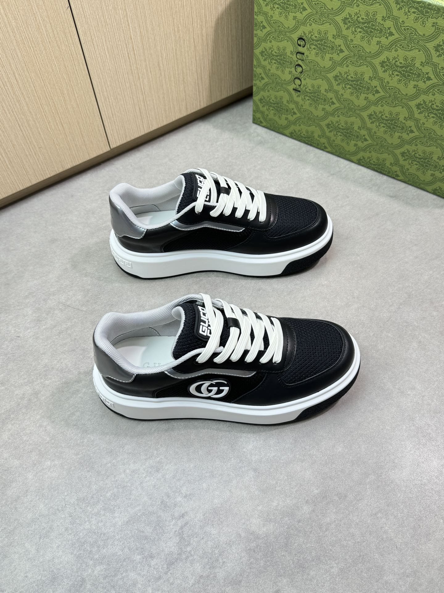 NO:279833,【Gucci】Gucci - High-end quality Original single casual sports shoes - Upper Napa calfskin, brand high mercerized mesh canvas, shoe body, shoe tongue; sewing brand plastic logo module - inner brand canvas, foot pads; water dyed cowhide - Outsole ultralight TPU foam · Rubber two-color molded outsole - Ultra-high quality control · Fine workmanship highlighting (high-end · noble · grade) - Size 38-44 (45, custom made)·G61850,,gucci,gucci,sneakers,cowhide19860909【Gucci】古驰  -高端品质 原单休闲运动鞋 -鞋面纳帕小牛皮、品牌高丝光网帆布、鞋身、鞋舌；车缝品牌塑胶logo模块 -内里品牌帆布,垫脚；水染牛皮 -大底超轻TPU发泡·橡胶双色成型大底 -超高品控·做工精细凸显(高端·贵气·档次) -Size 38-44（45,可订做)·G61850,,gucci,gucci,sneakers,cowhide,Men's shoes